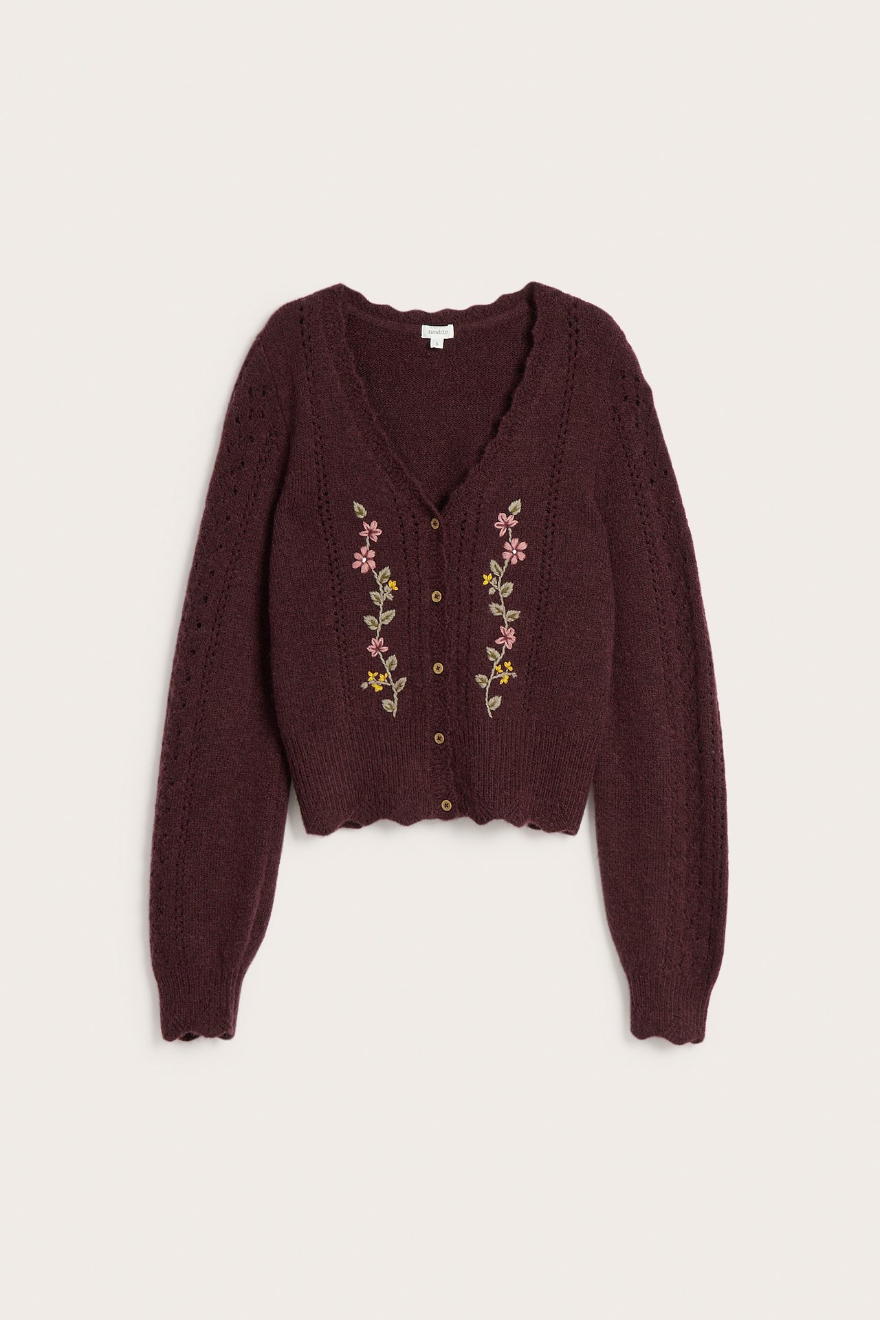 Vorderansicht einer burgunderfarbenen Strickjacke mit Blumenstickerei und goldenen Knöpfen.