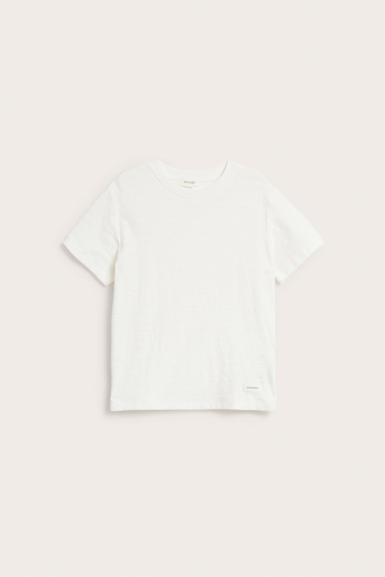 Vorderansicht eines einfarbig weißen kurzärmligen T-Shirts.