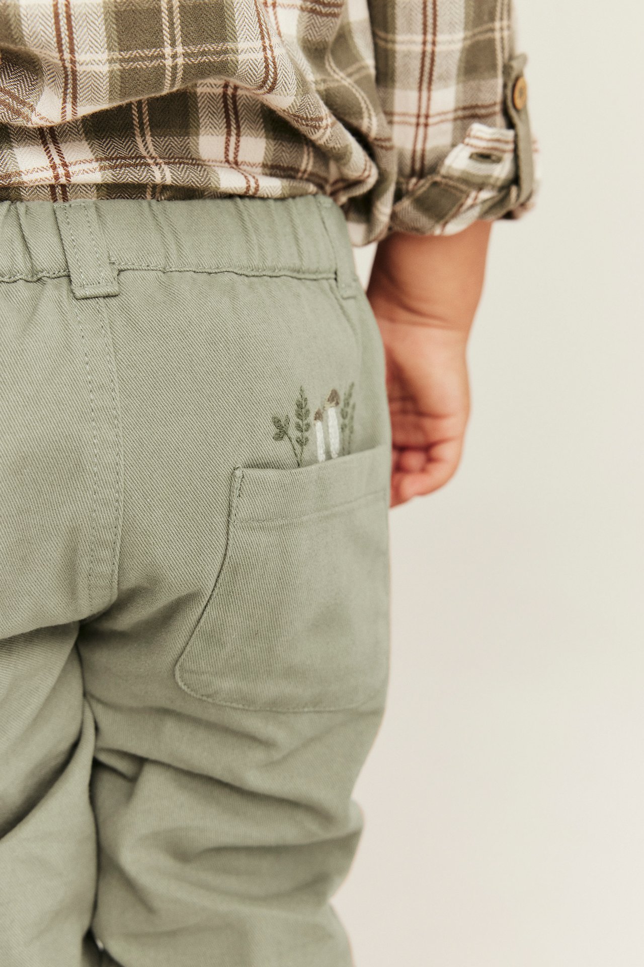 Pants with embroidery and pockets
