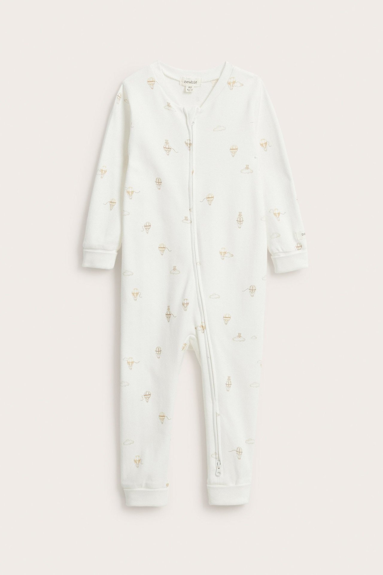 Vorderansicht: Off-white Baby-Baumwollstrampler mit Heißluftballonmuster und Frontreißverschluss.