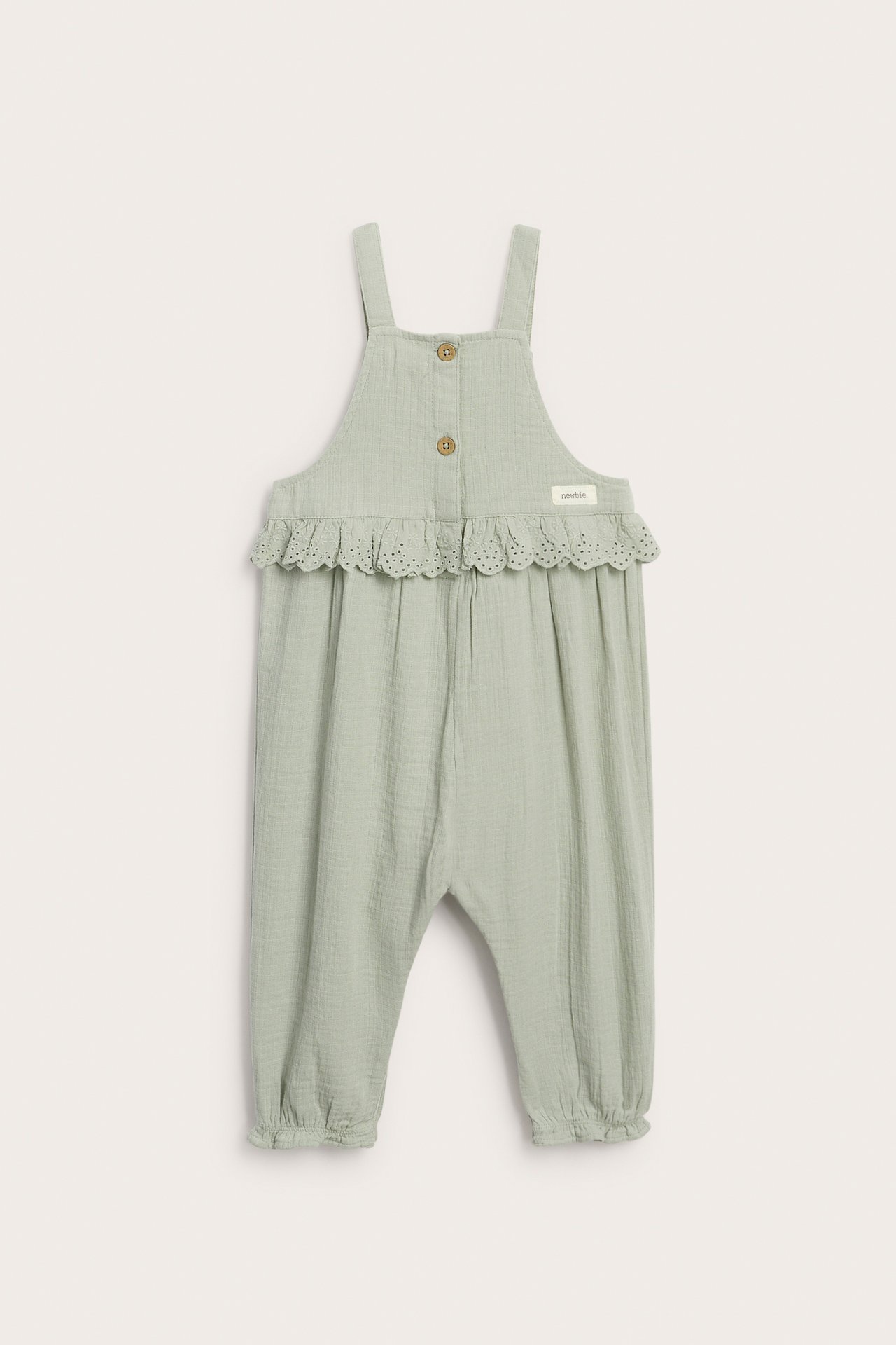 Vorderansicht, hellgrüner Baby-Baumwoll-Overall mit Spitzenrüschen, Bruststickerei und verstellbaren Trägern.