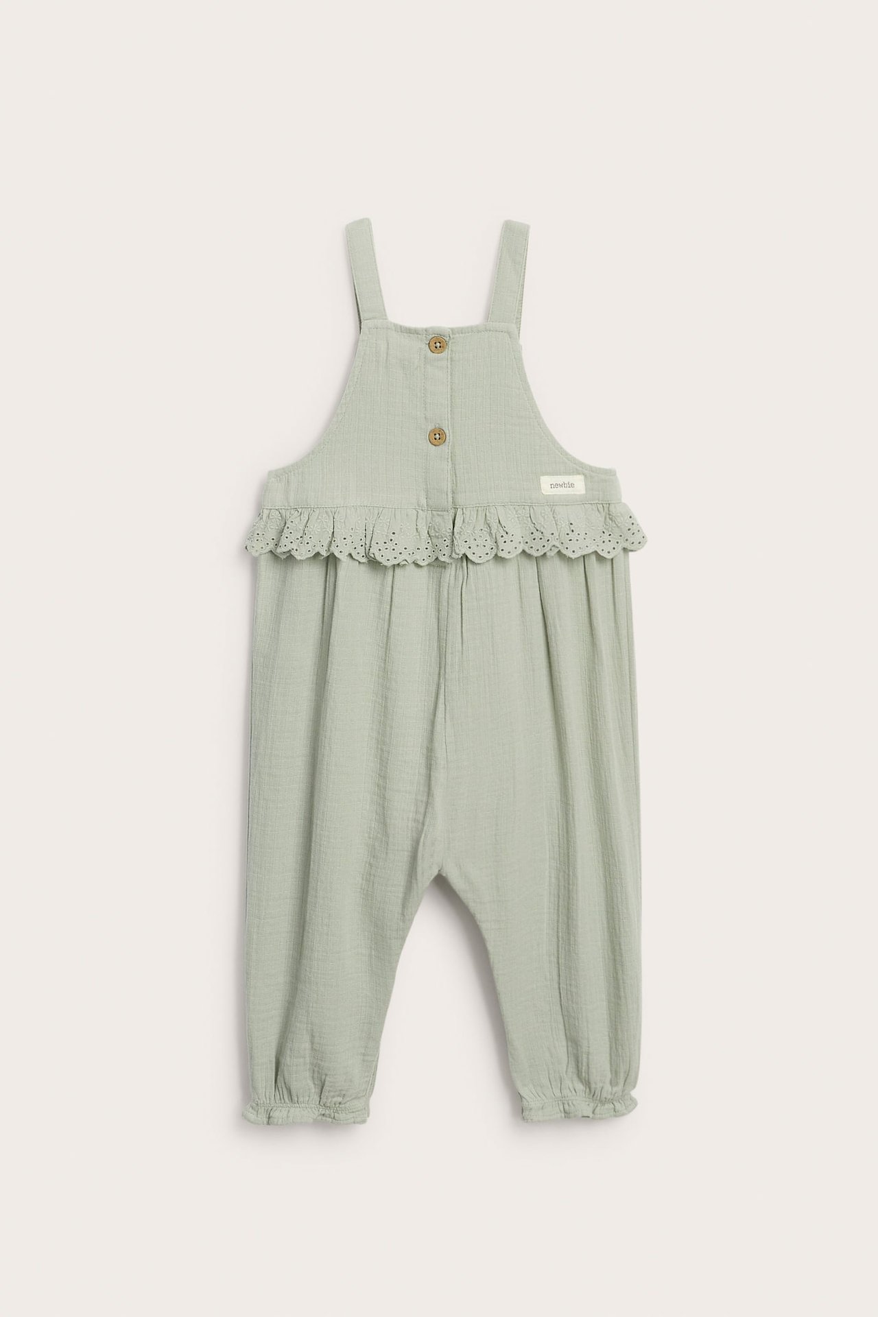 Vorderansicht, hellgrüner Baby-Baumwoll-Overall mit Spitzenrüschen, Bruststickerei und verstellbaren Trägern.
