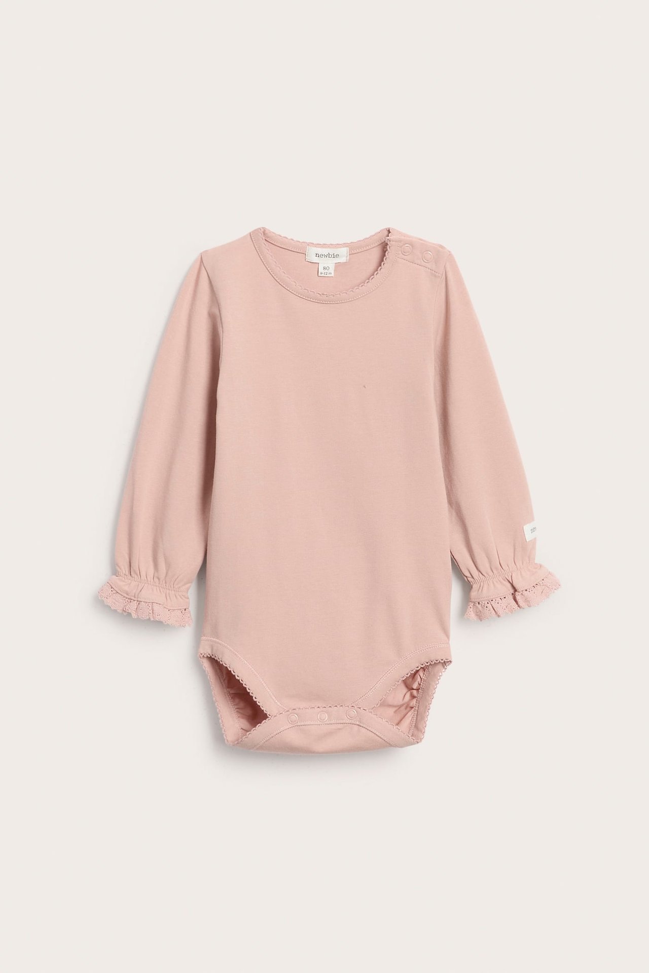 Vorderansicht eines rosa langärmeligen Babybodys mit Spitzenbesatz und Druckknöpfen.