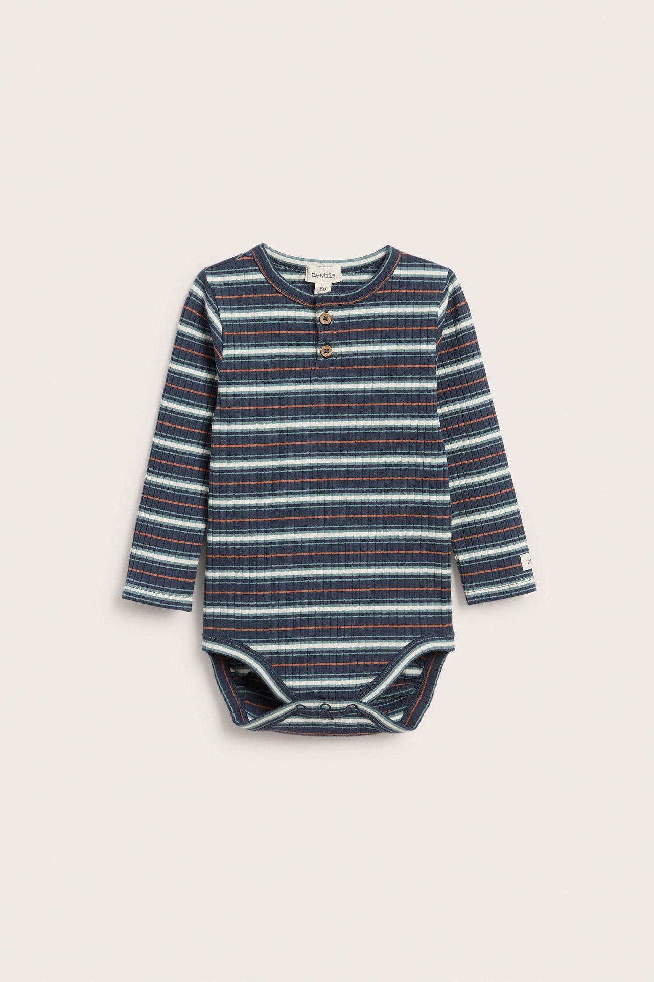Gerippter langärmeliger Baby-Body, Vorderansicht, mehrfarbige Streifen, zwei Knöpfe.