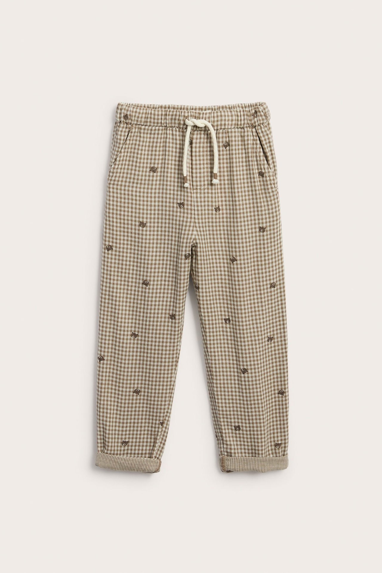 Vorderansicht Kinderhose, braun kariert mit Bärenstickerei, Gummibund und Kordelzug.