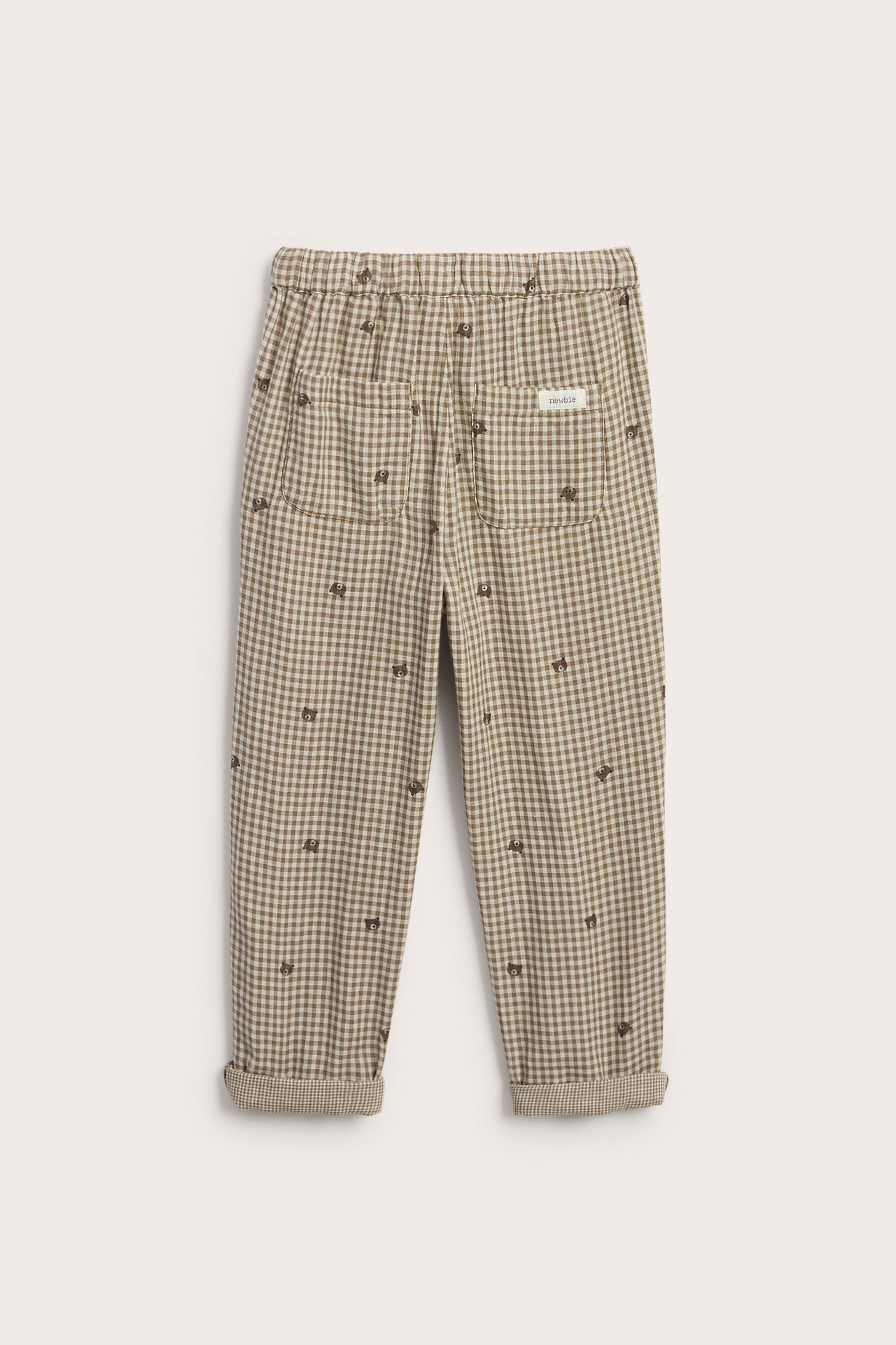 Rückansicht von Kinderhosen in Beige-Braun kariert mit Bärenstickerei und Gummibund.