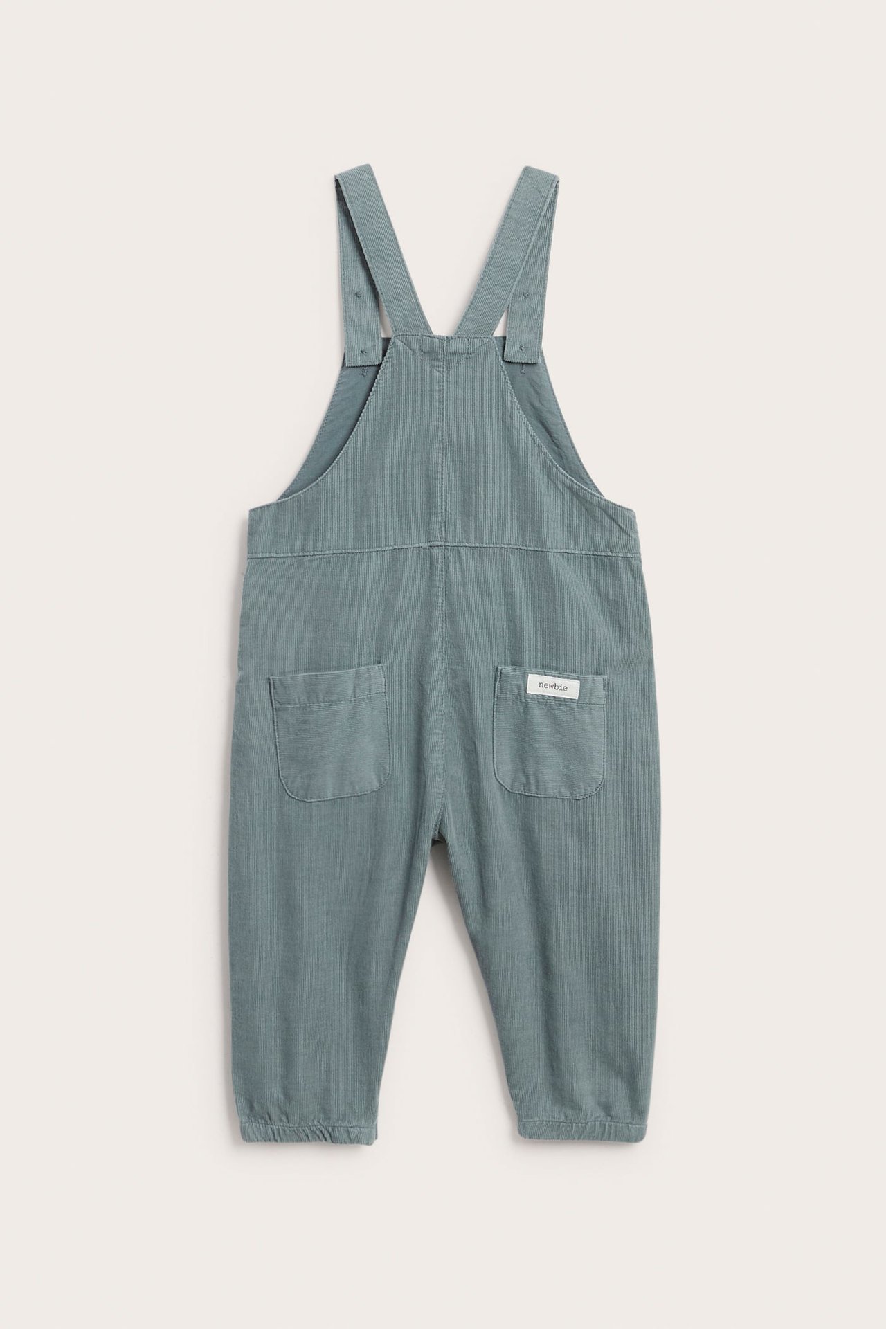 Vorderansicht eines Baby-Overalls in Petrol mit zwei Gesäßtaschen und verstellbaren Trägern.