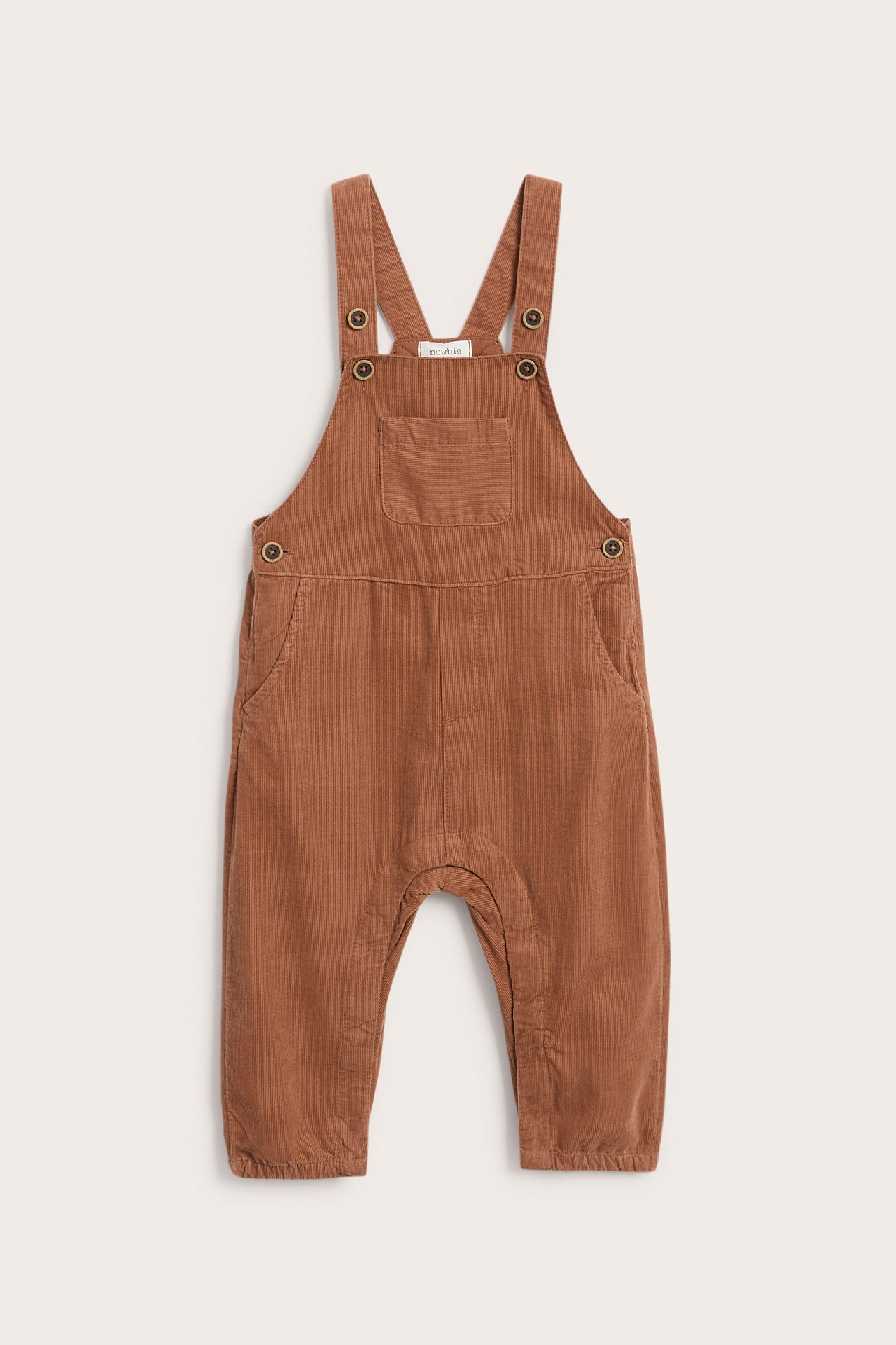 Vorderansicht von braunem Baby-Cordlatzhose mit Fronttasche und Knopfriemen.