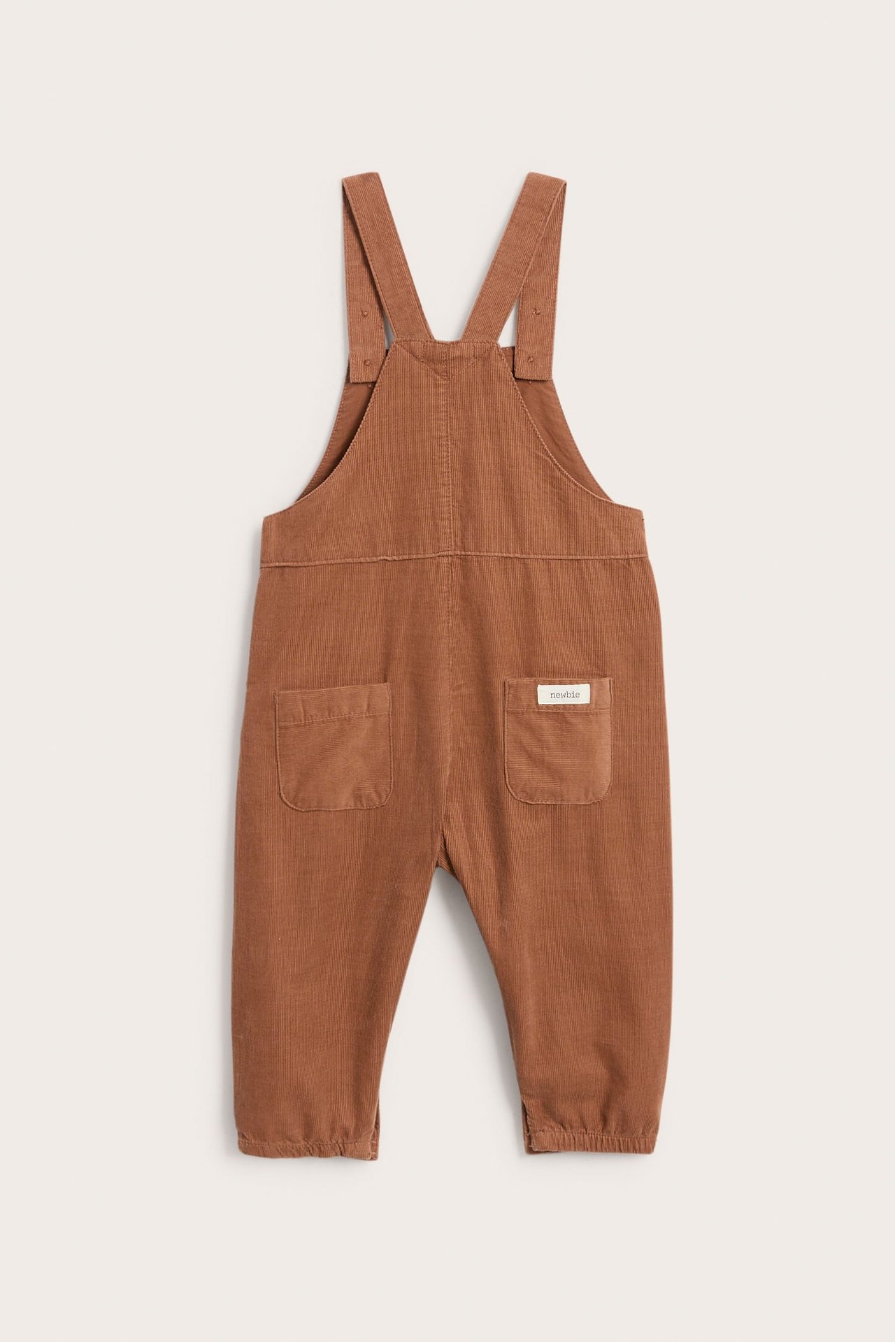 Vorderansicht von braunen Baby-Cordlatzhosen mit zwei Gesäßtaschen und verstellbaren Trägern.