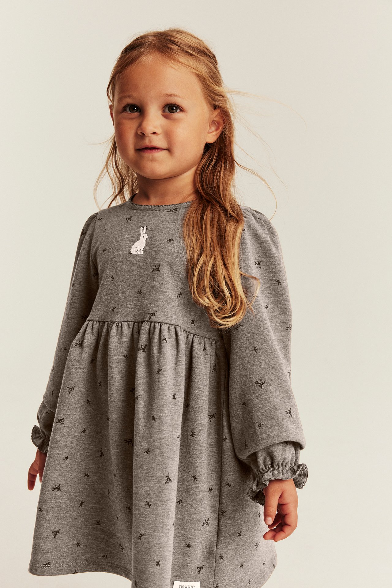 Langärmeliges Kleid mit Hasenmotiv