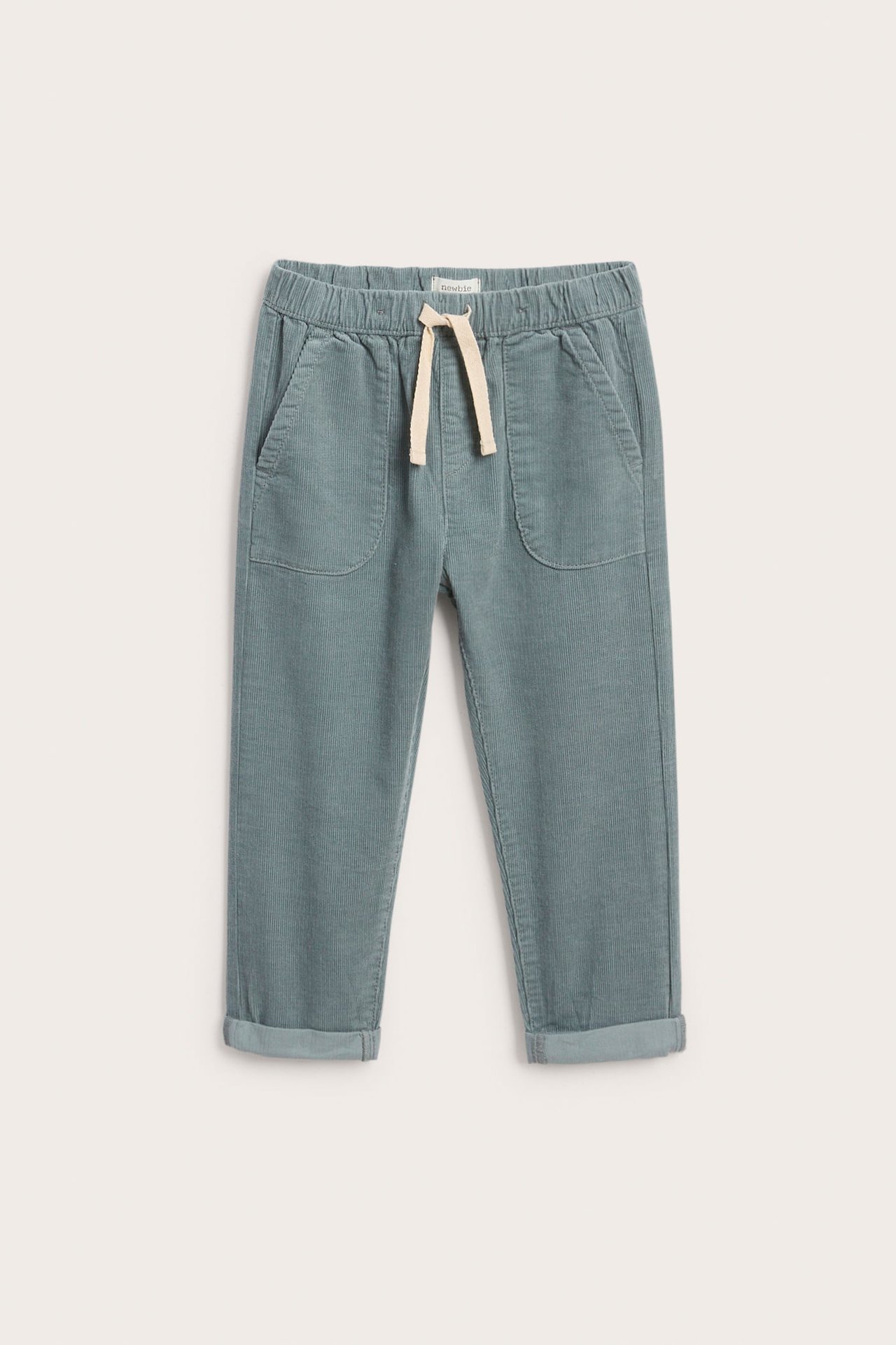 Vorderansicht einer Kinder-Cordhose in Staubblau mit elastischem Bund und cremefarbenem Kordelzug.