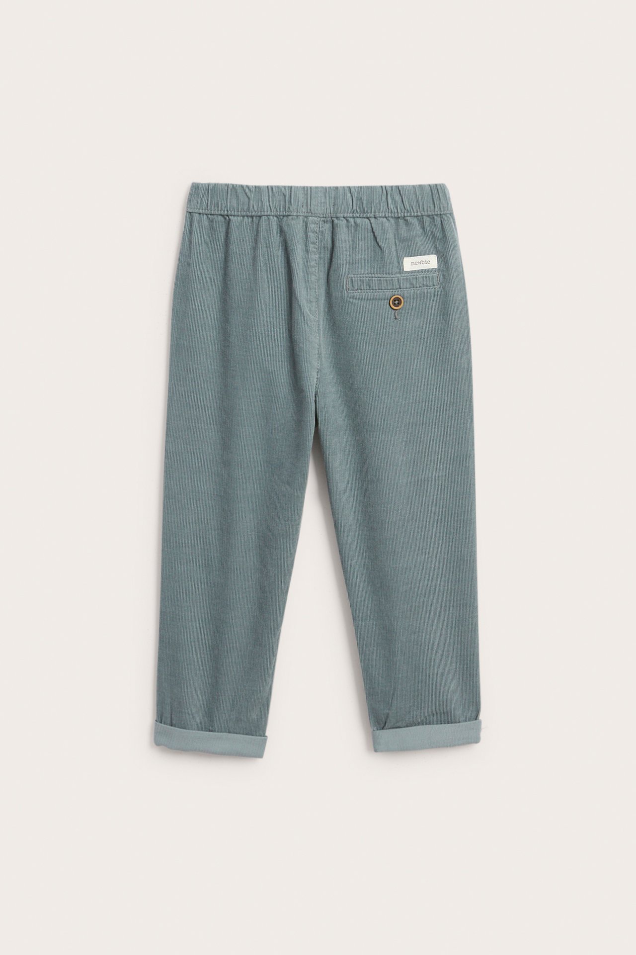 Rückansicht von Kinder-Cordhose in Staubgrün mit elastischem Bund und umgeschlagenen Säumen.