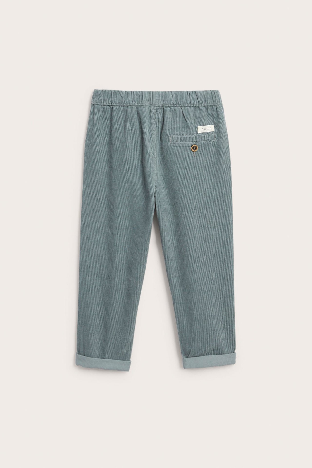 Rückansicht von Kinder-Cordhose in Staubgrün mit elastischem Bund und umgeschlagenen Säumen.