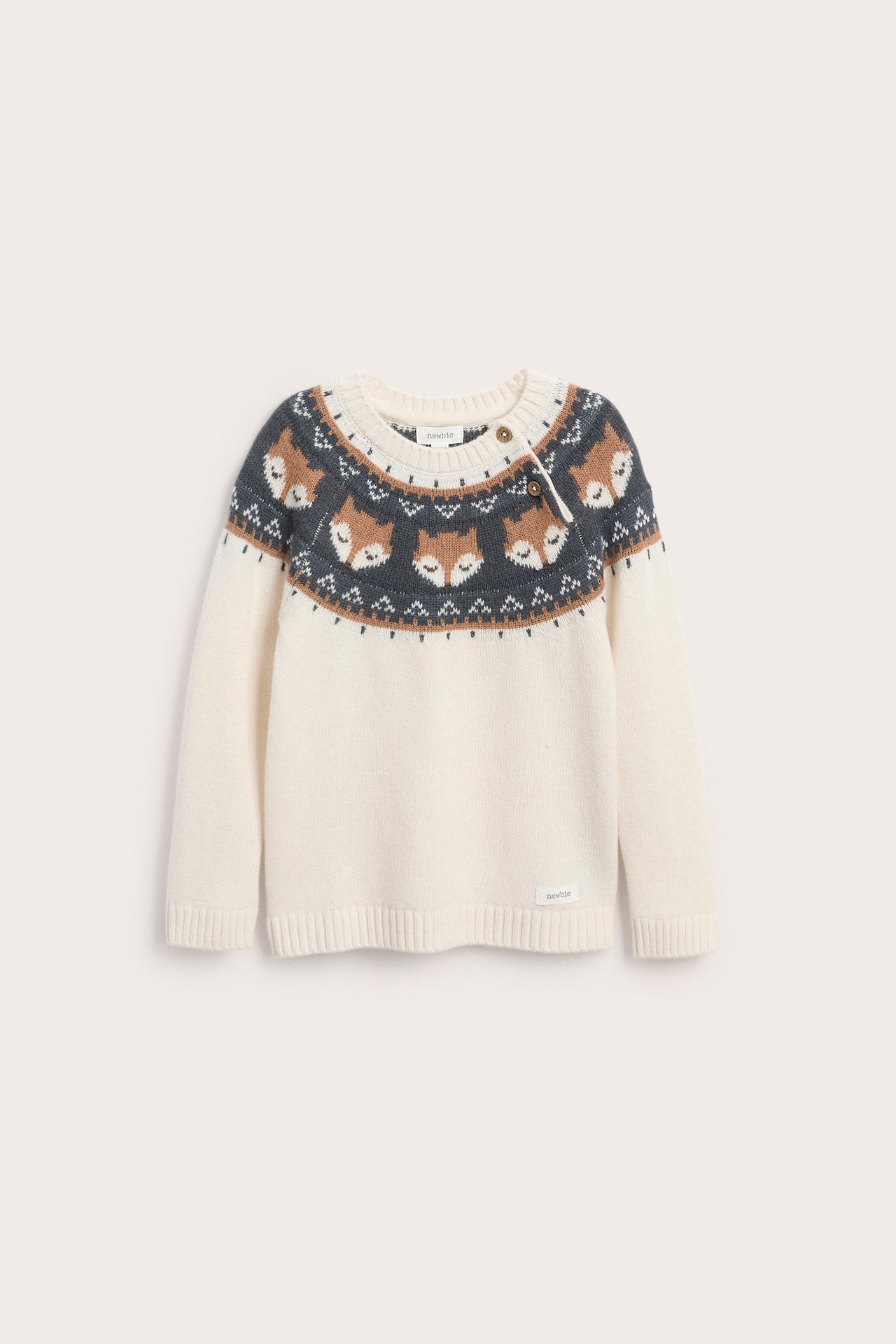 Vorderansicht eines babyweißen Strickpullovers mit Fuchsmuster und zwei Schulterknöpfen.