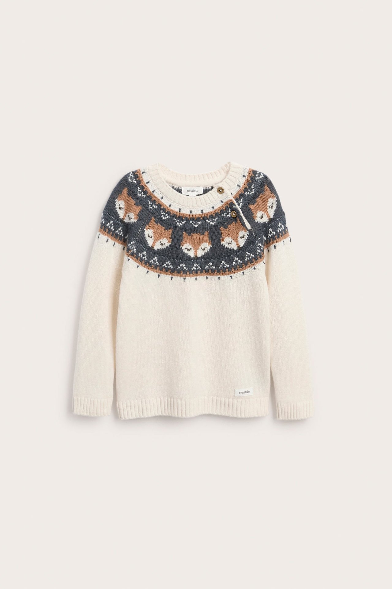 Vorderansicht eines babyweißen Strickpullovers mit Fuchsmuster und zwei Schulterknöpfen.