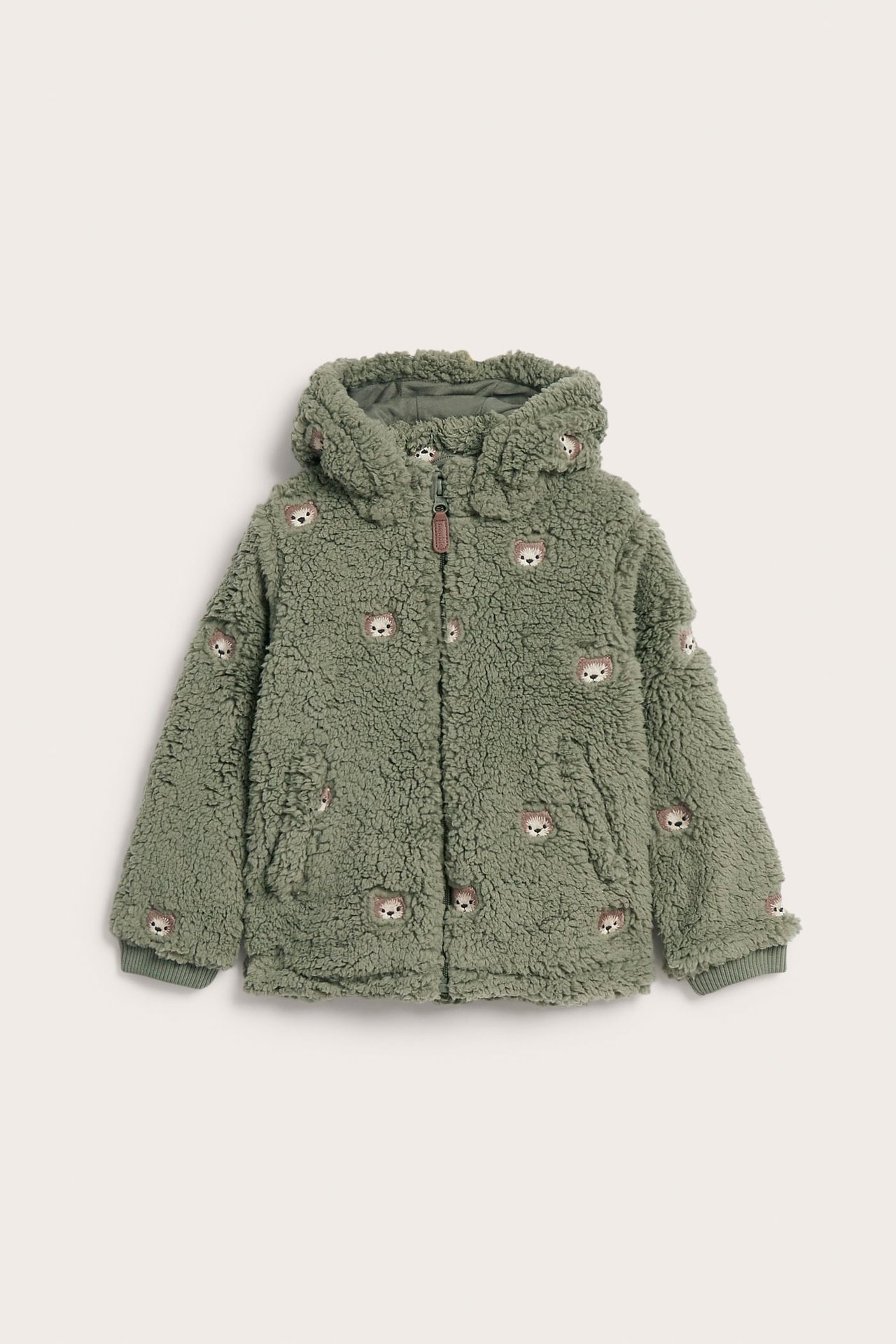 Vorderansicht einer grünen Kapuzen-Teddyfleecejacke für Kinder mit gestickten Bärengesichtern und Reißverschluss.