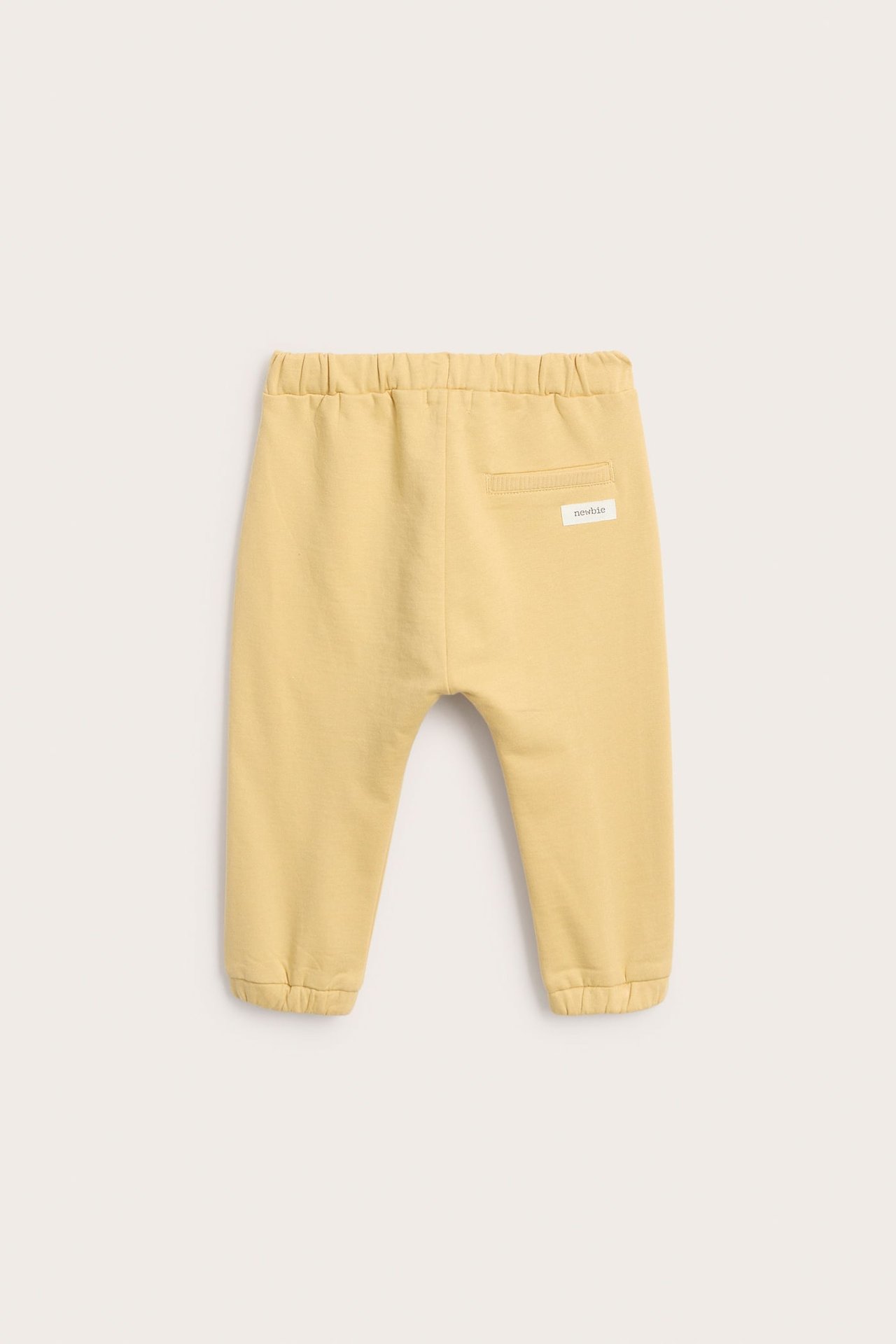 Rückansicht gelber Baby-Jogginghose mit elastischem Bund, Bündchen und Gesäßtasche.