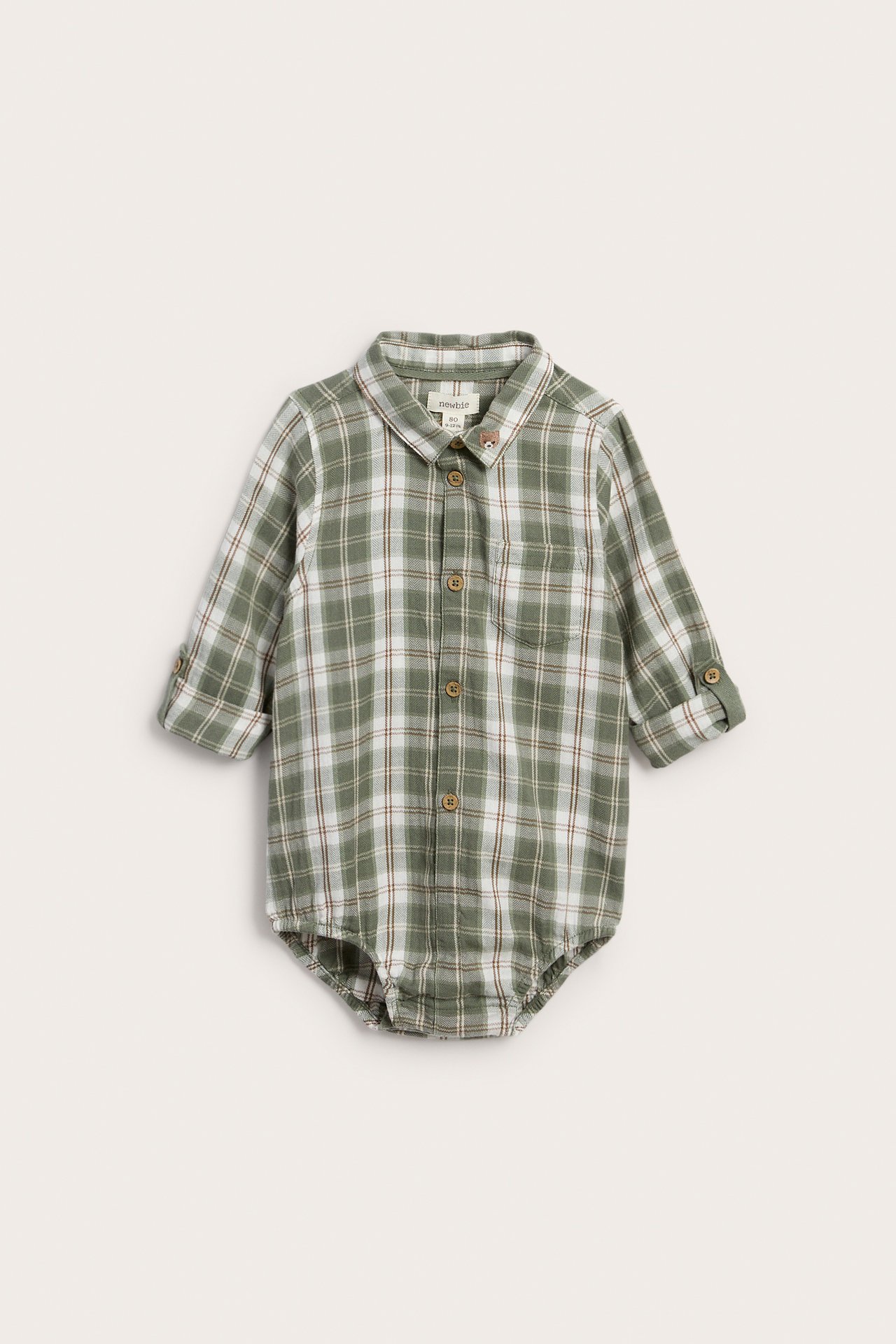 Vorderansicht eines Baby-Langarmbodys in Grün-Weiß-Braun-Karo mit Knöpfen und Bärendetail.