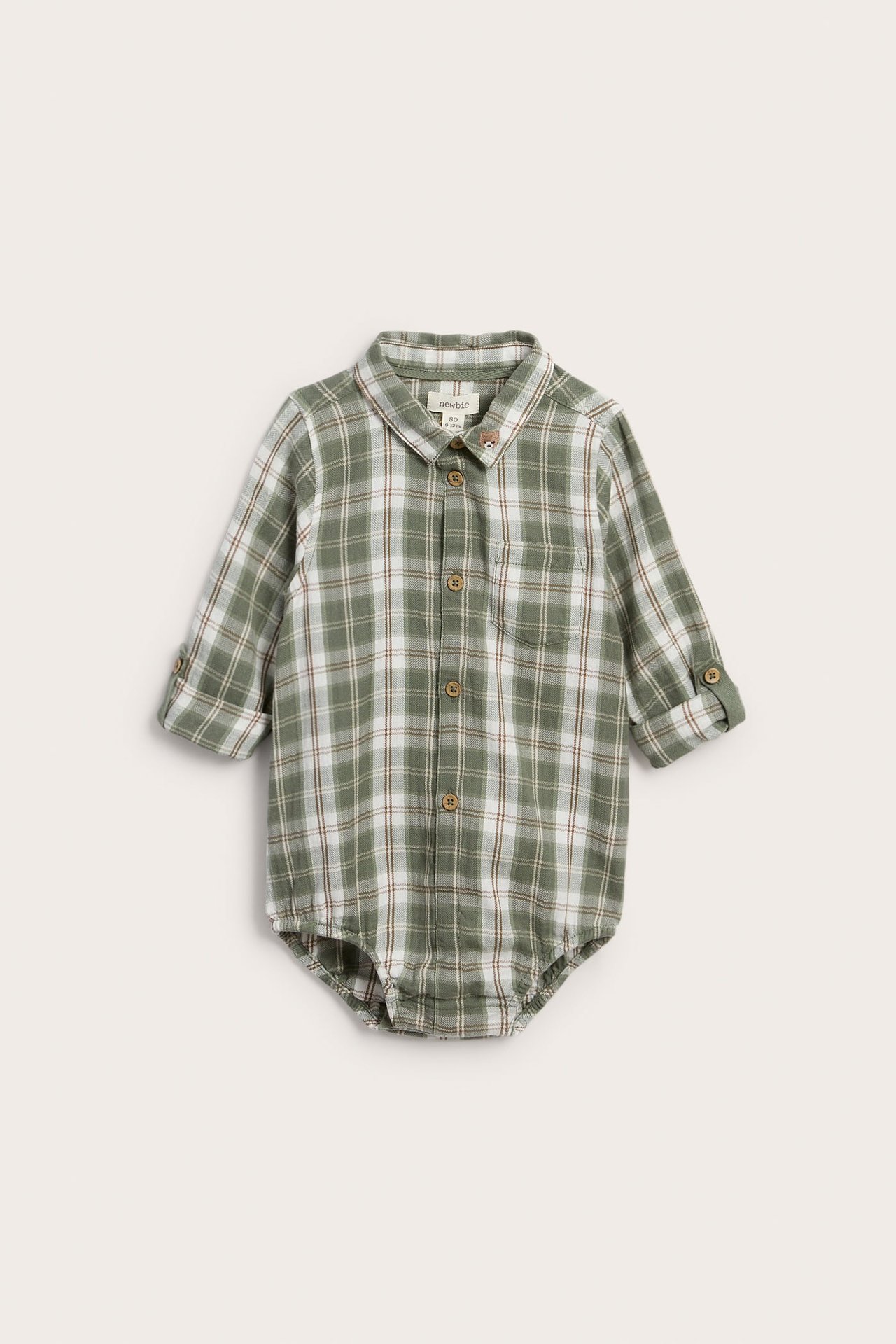Vorderansicht eines Baby-Langarmbodys in Grün-Weiß-Braun-Karo mit Knöpfen und Bärendetail.