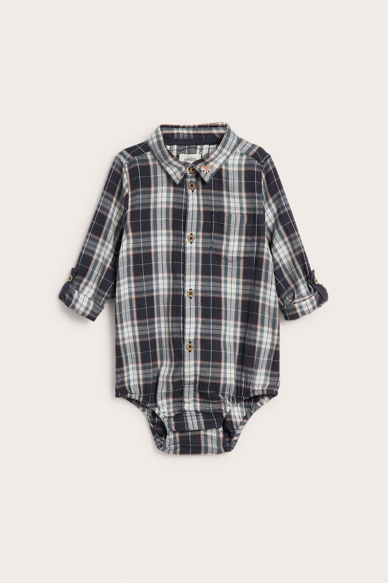 Vorderansicht eines Babys dunkelblau, grün, weiß und braunkarierten Langarmhemd-Bodys mit Knöpfen.