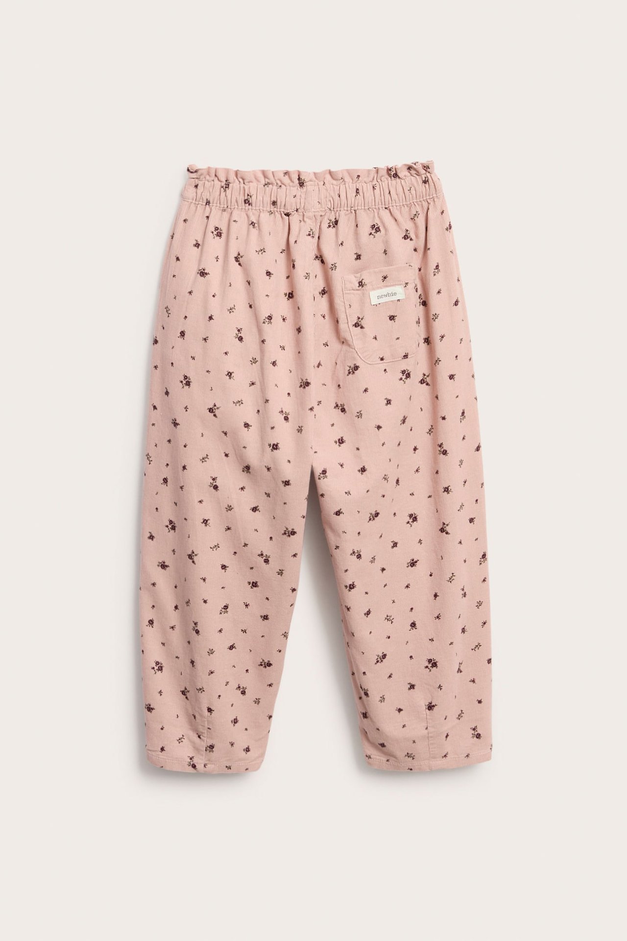 Vorderansicht rosafarbener Hose mit Blumenmuster, elastischem Bund und Gesäßtasche.