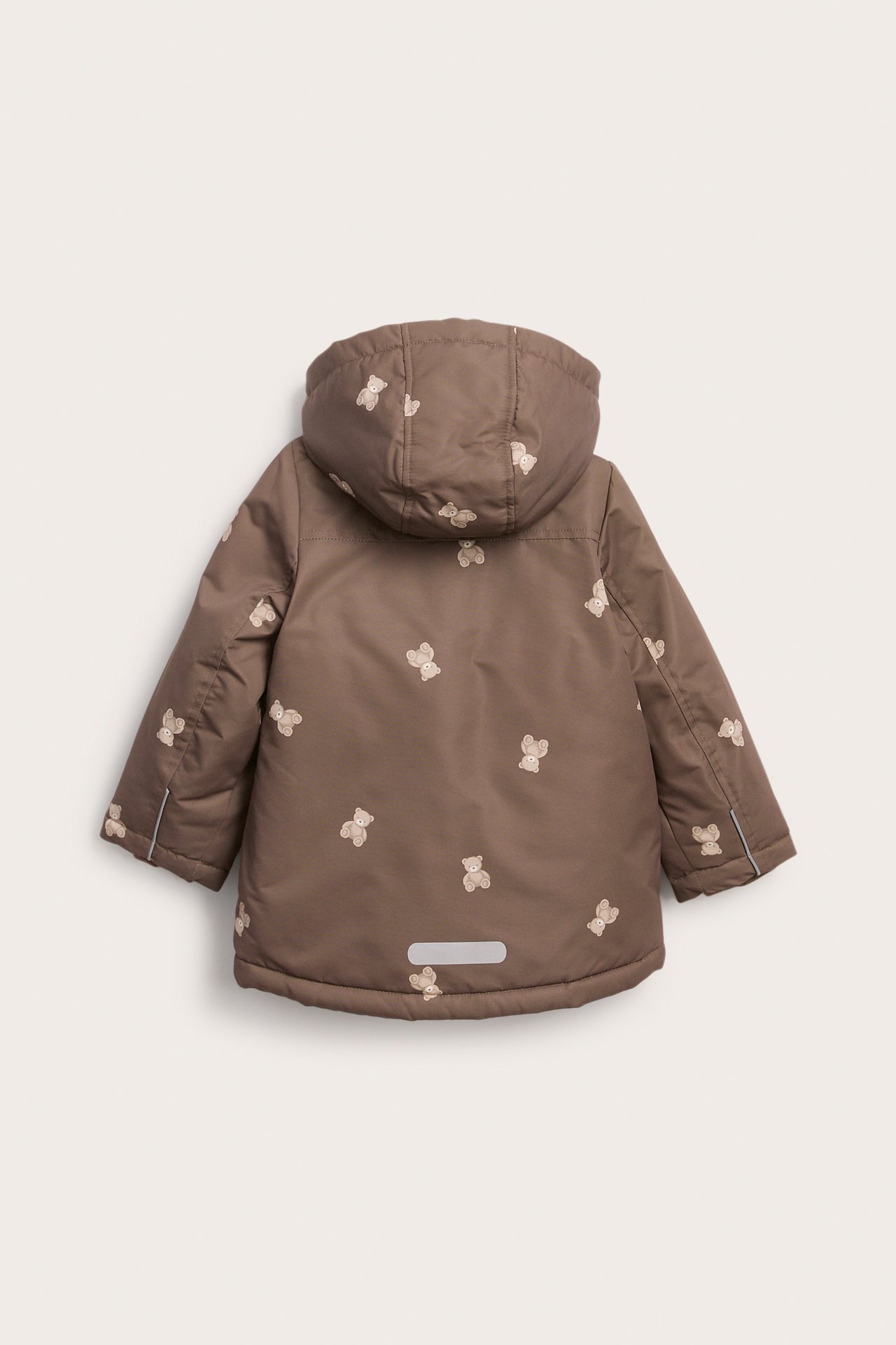 Kinder braune Steppjacke, Rückansicht, mit Teddybär-Print, Kapuze und Reflektoren.