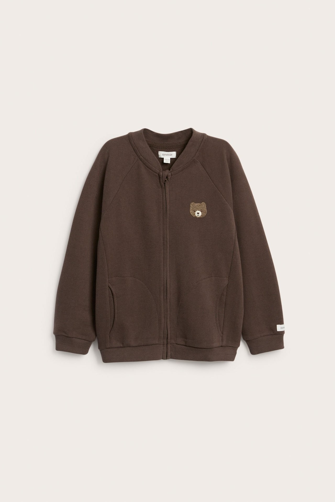 Braune Bomberjacke mit Reißverschluss für Kinder, Bärenstickerei auf Brust, Vordertaschen, Vorderansicht.
