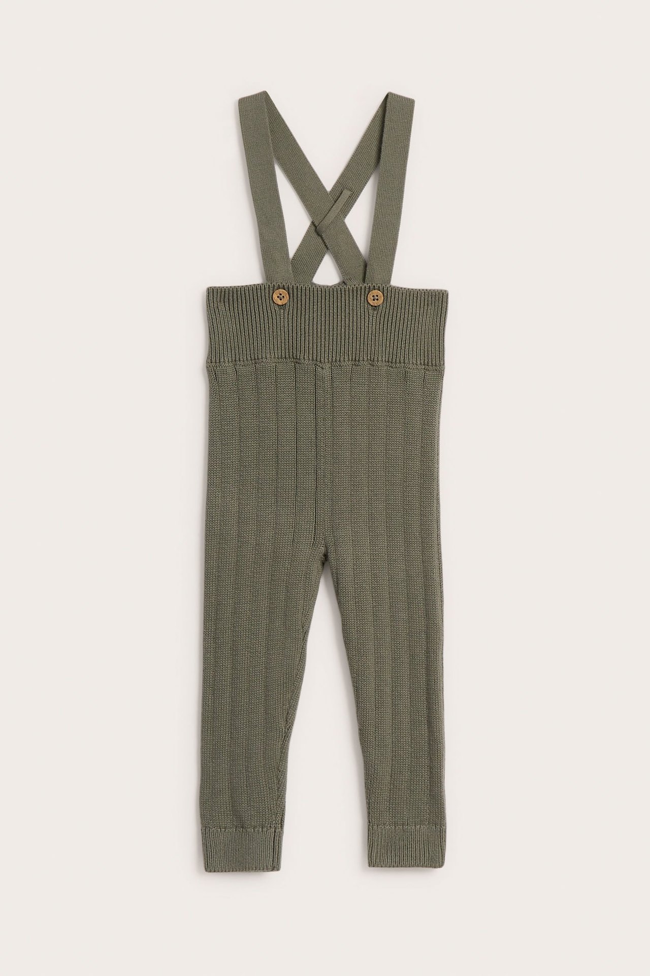 Vorderansicht von grüner gestrickter Baby-Latzhose mit überkreuzten Trägern und Holzknöpfen.