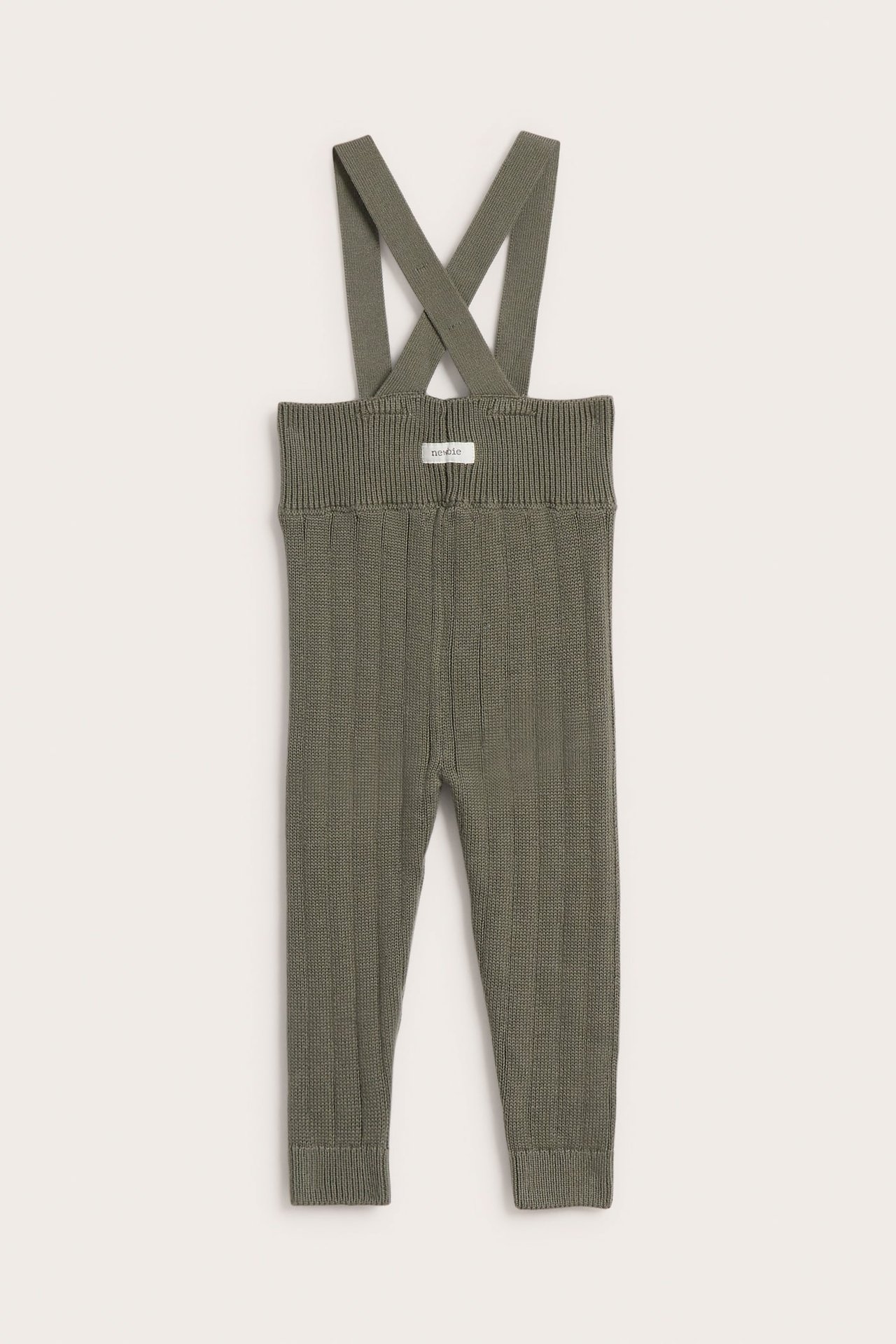 Vorderansicht, grüner gestrickter Baby-Overall mit Trägern und Rippdetails.