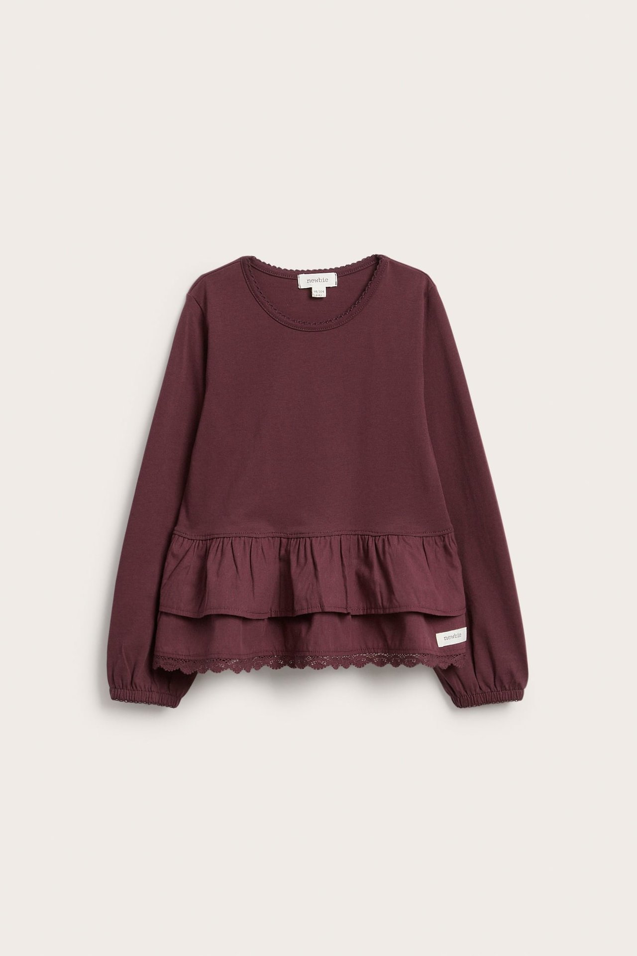 Vorderansicht eines kinder burgunder Langarmshirts mit Rüschen und Spitzenbesatz.