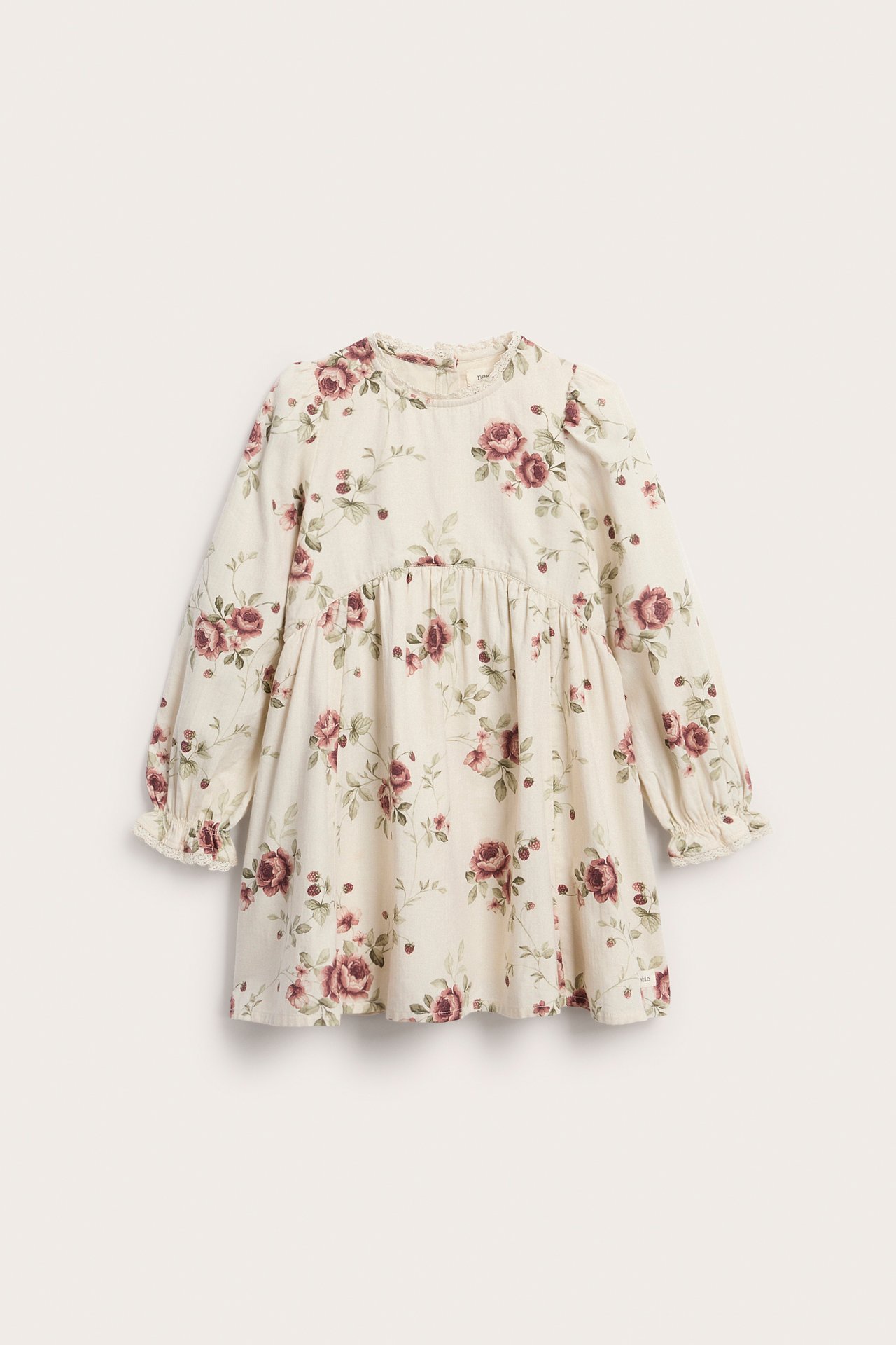 Vorderansicht, Kinder-A-linien-Kleid in Cremeweiß mit langen Ärmeln und Rosen-Erdbeer-Print.