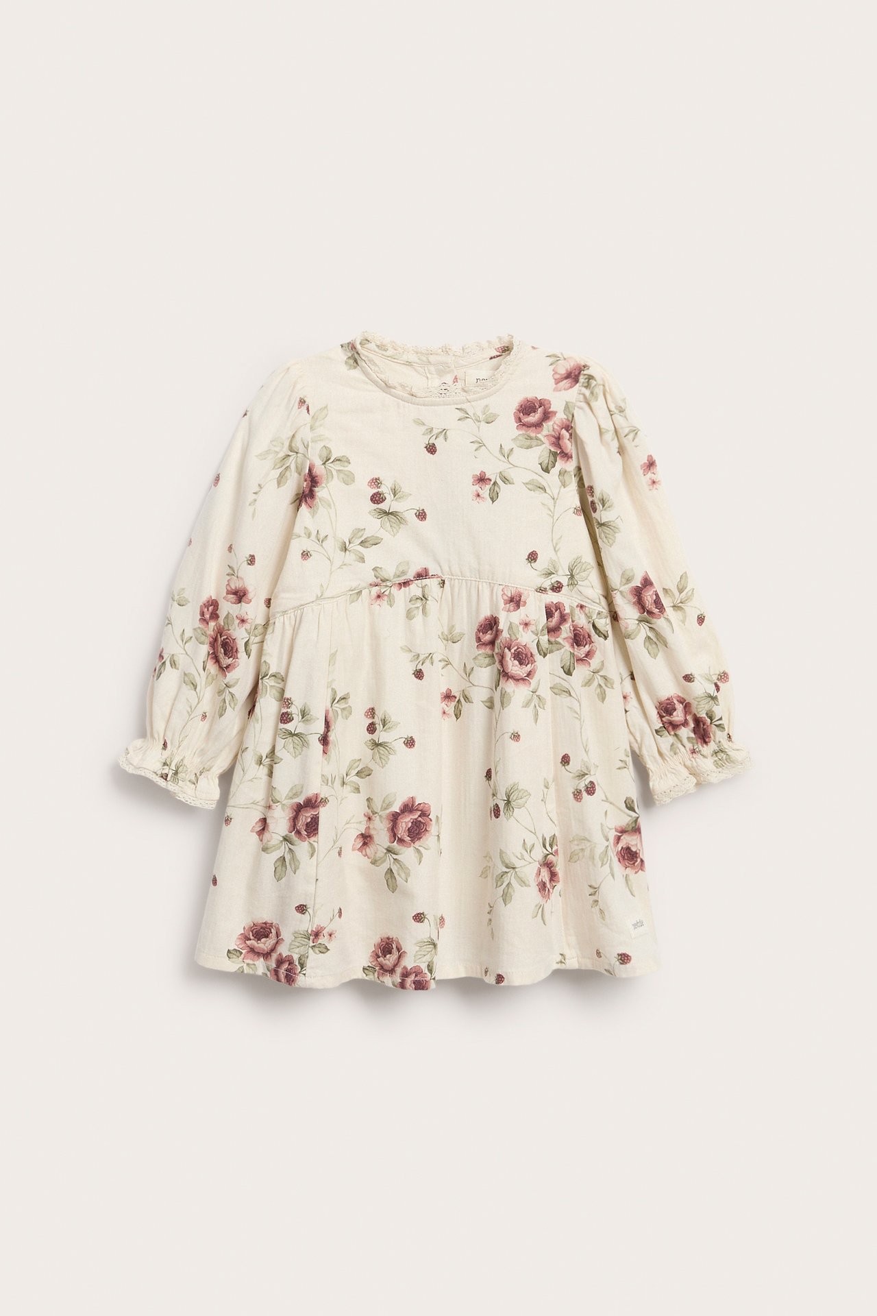 Vorderansicht off-white Kinderkleid mit rosa Rosen- und Beerenprint, langen Rüschenärmeln.