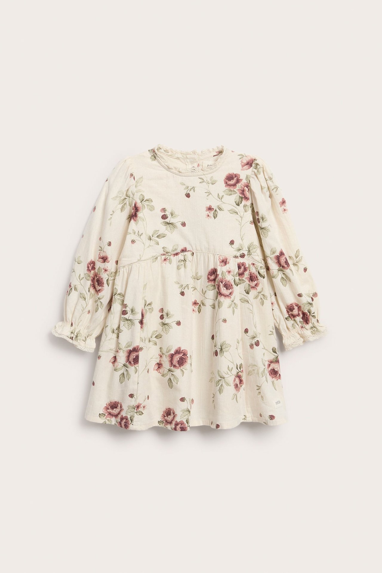 Vorderansicht off-white Kinderkleid mit rosa Rosen- und Beerenprint, langen Rüschenärmeln.