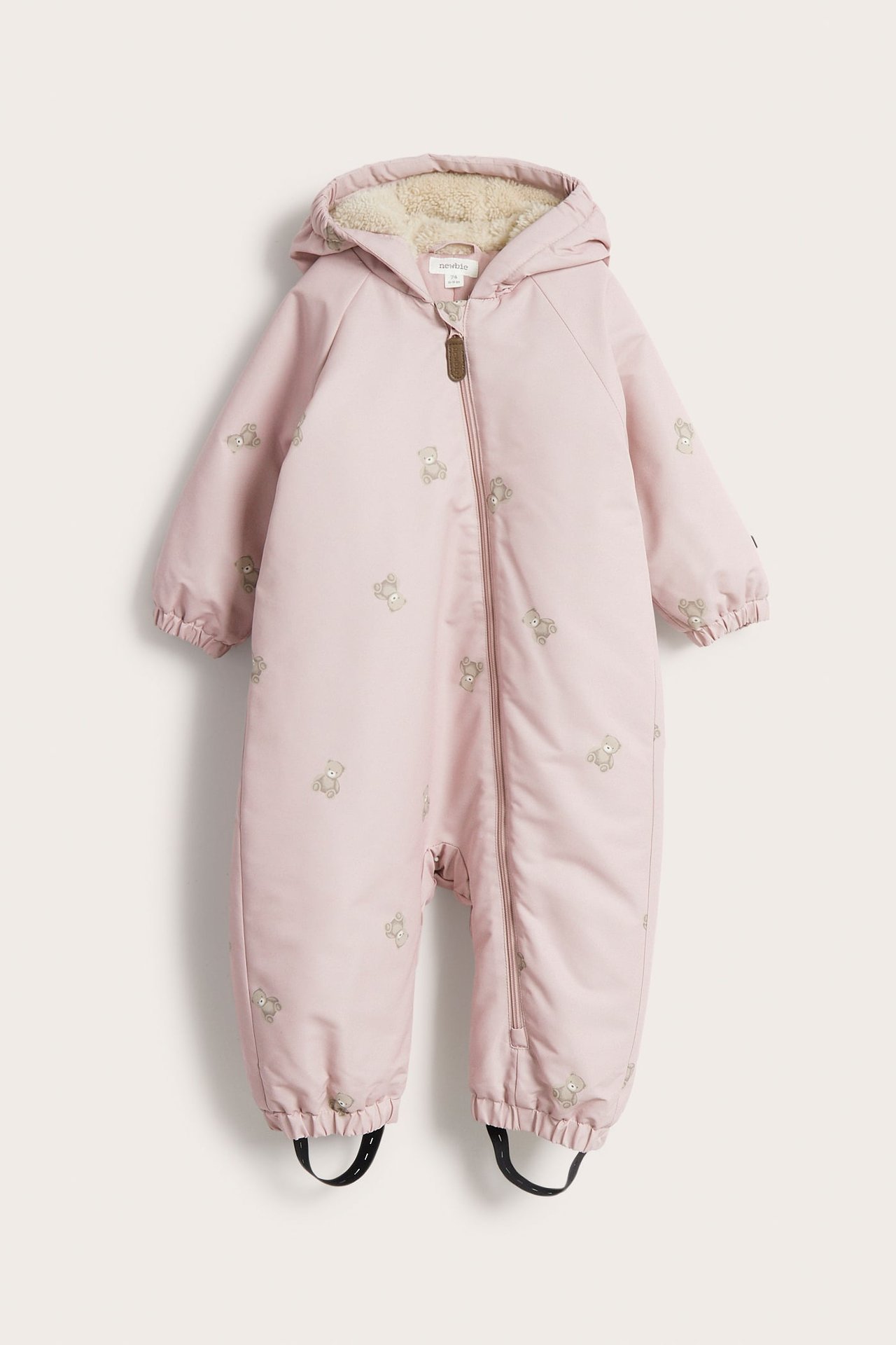 Vorderansicht: rosa, gepolsterter Baby-Schneeanzug mit Teddybär-Print, Kapuze und Reißverschluss.