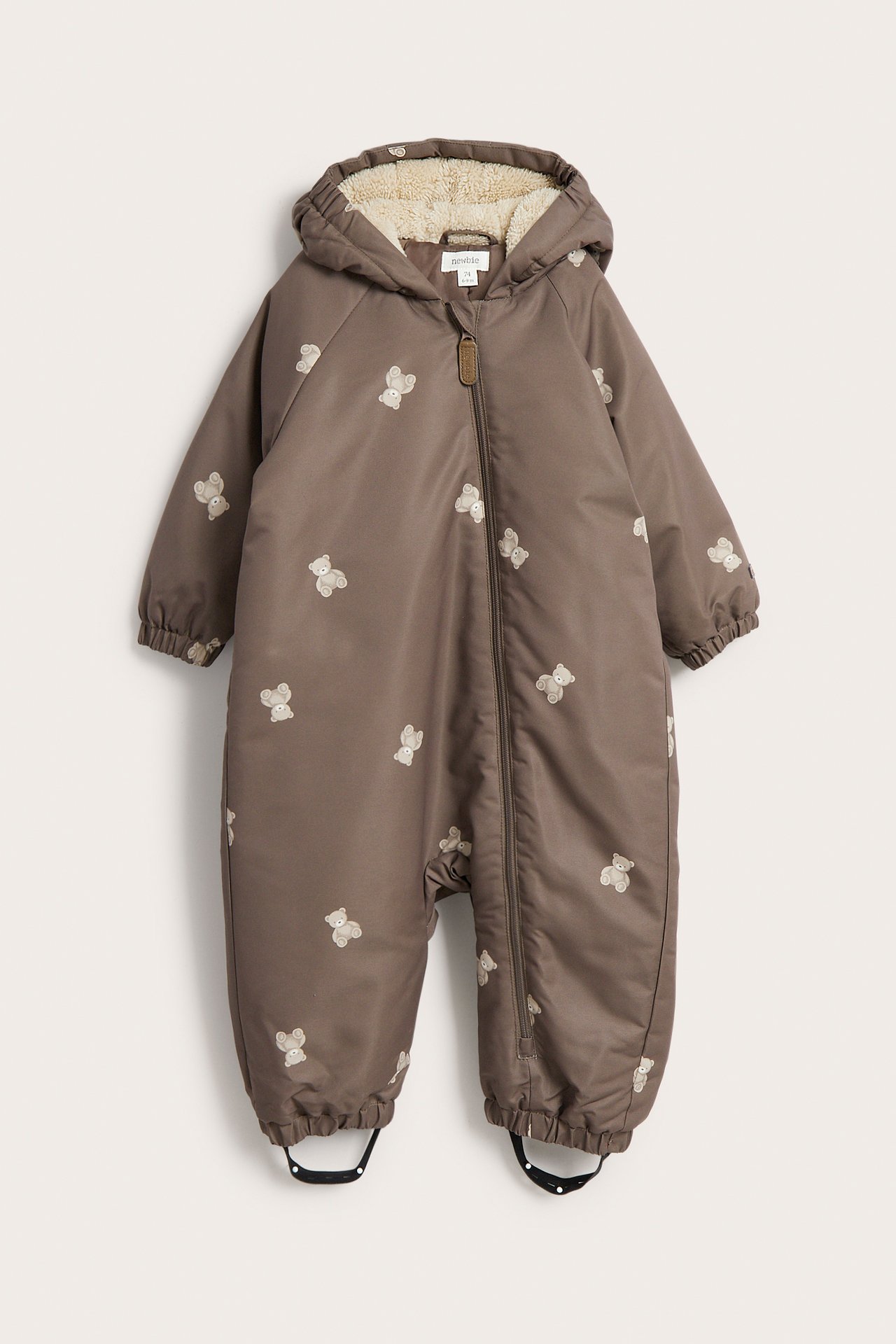 Vorderansicht: Brauner Baby-Overall mit Kapuze, Teddybär-Print und Reißverschluss.