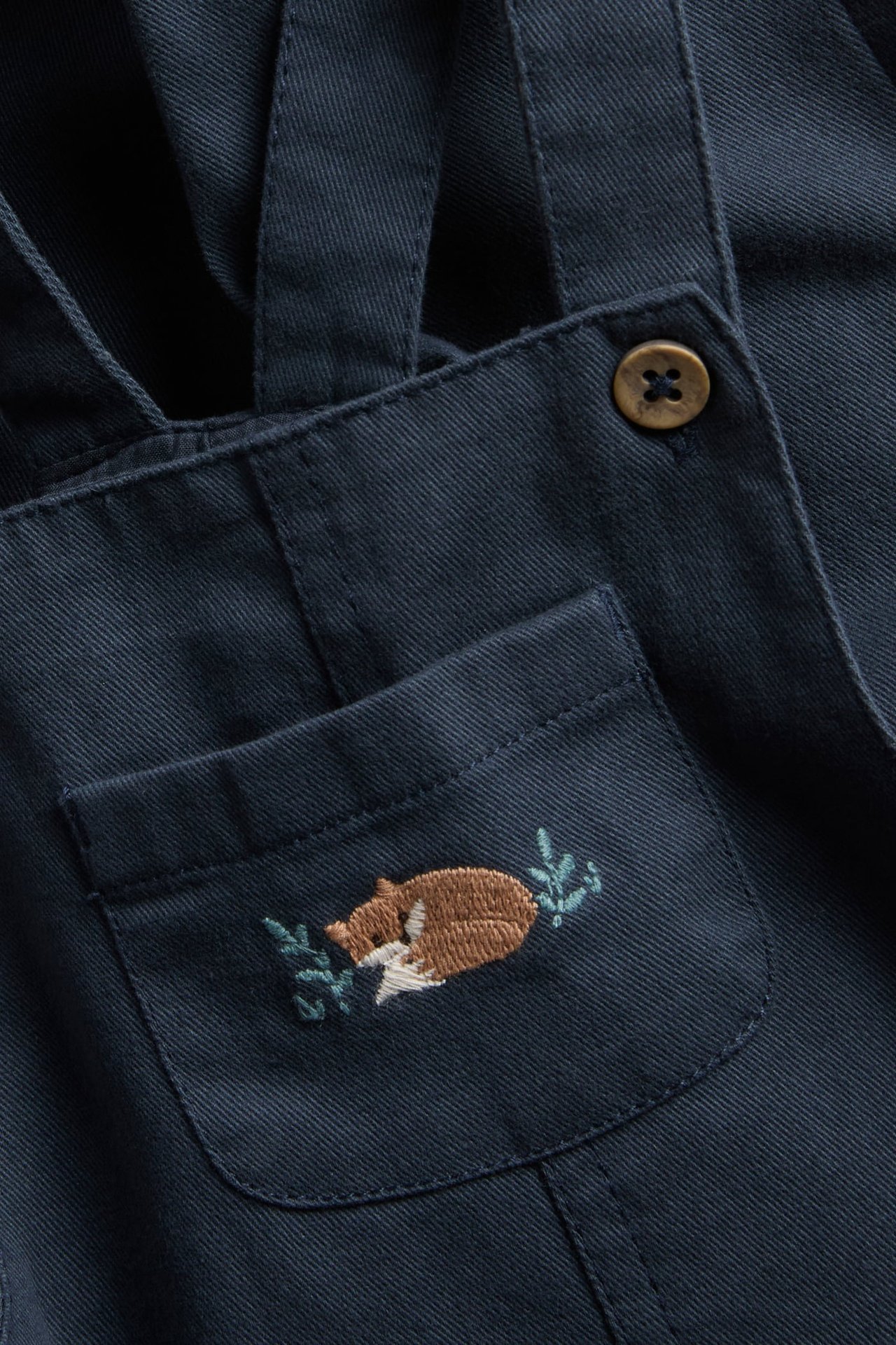 Latzhose mit aufgesticktem Fuchs