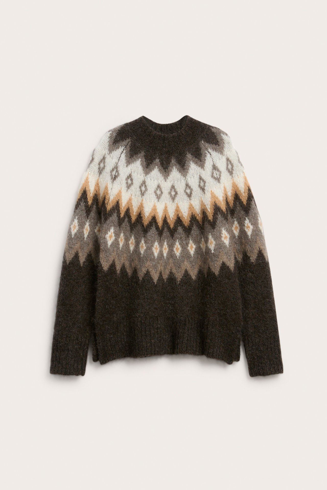 Vorderansicht eines braunen Strickpullovers mit weißem und beigem Fair Isle-Muster.