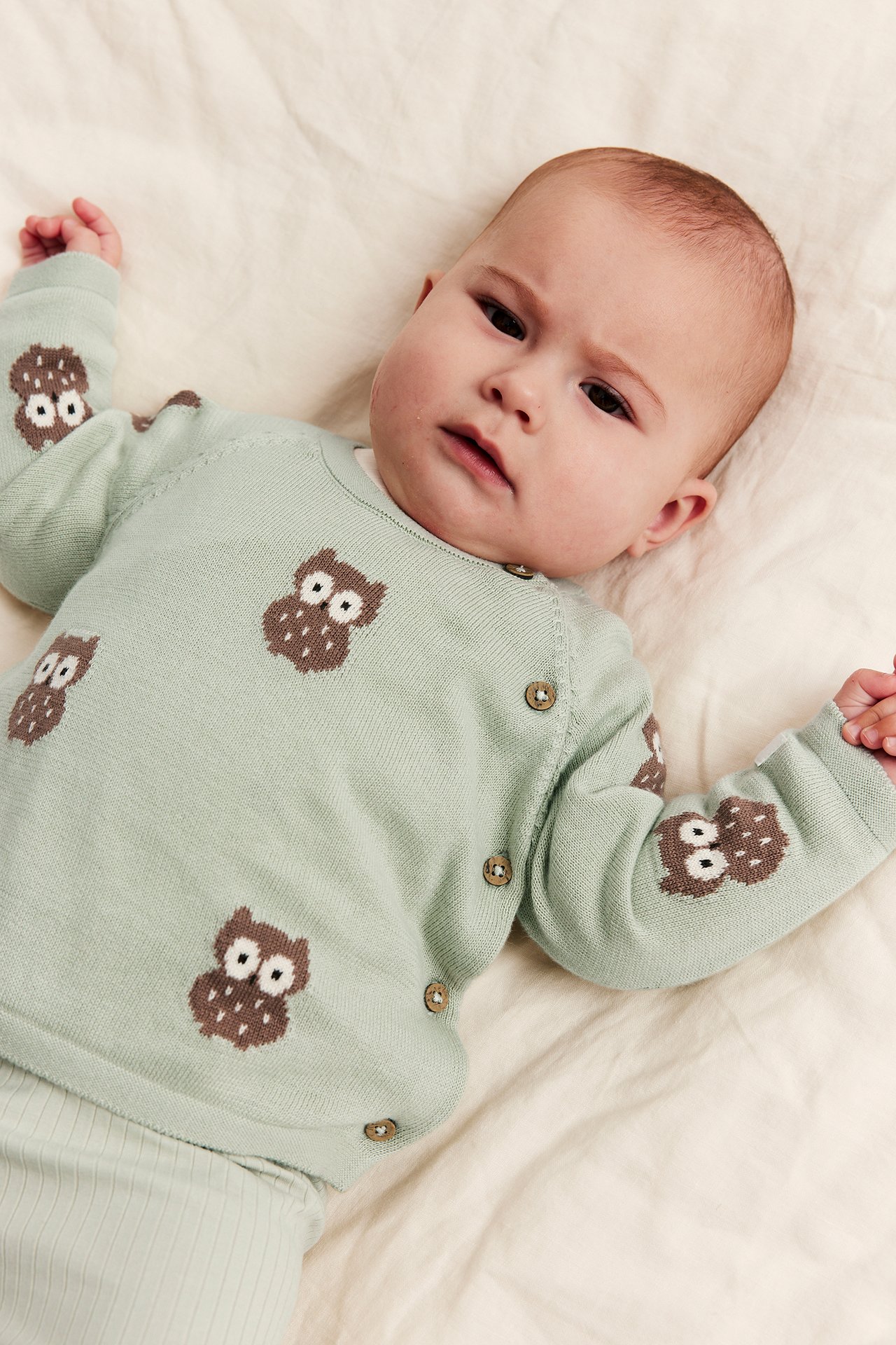 Knitted cardigan with owl theme