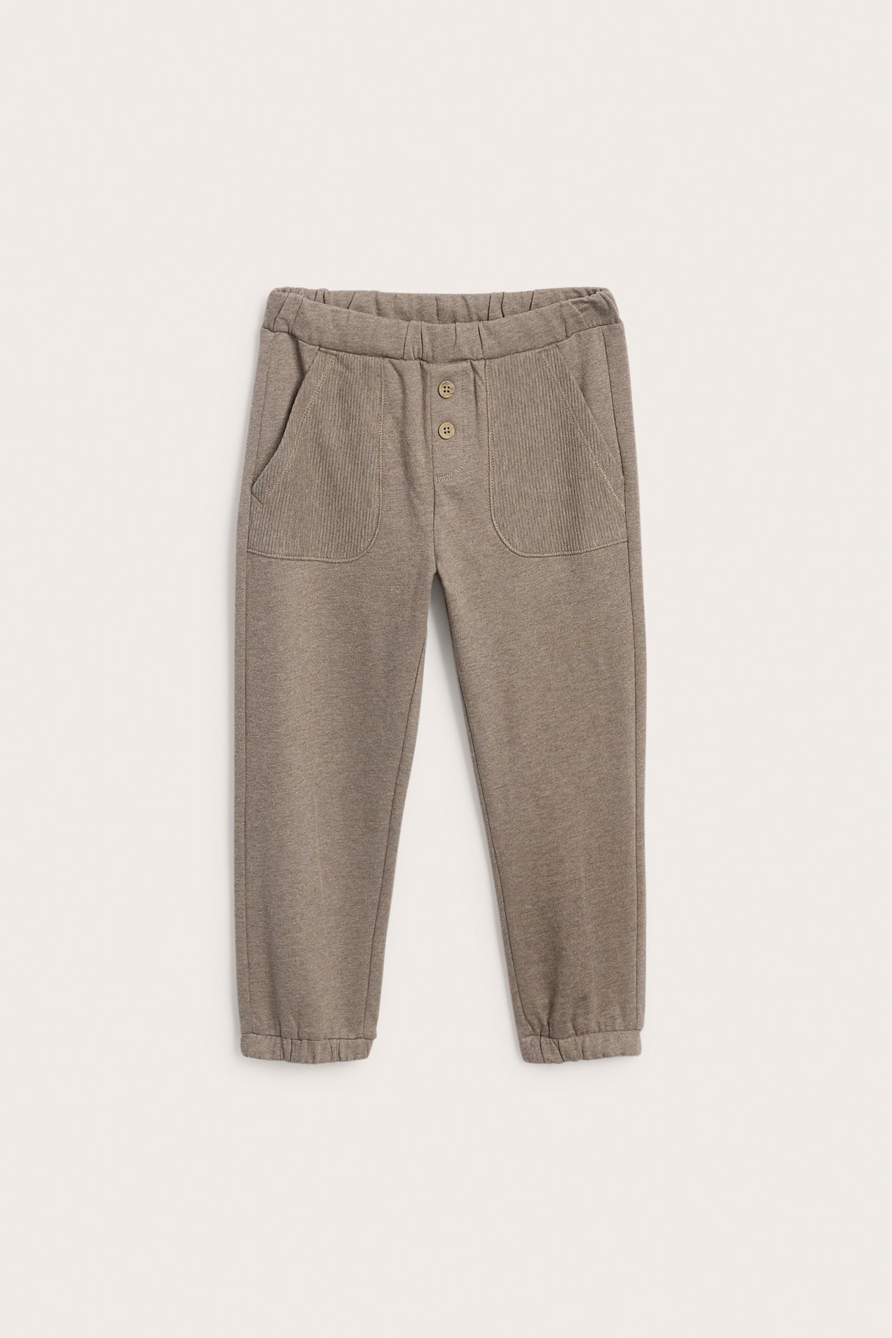 Vorderansicht einer braun-grauen Unisex-Jogginghose mit gerippten aufgesetzten Taschen und zwei Zierknöpfen.