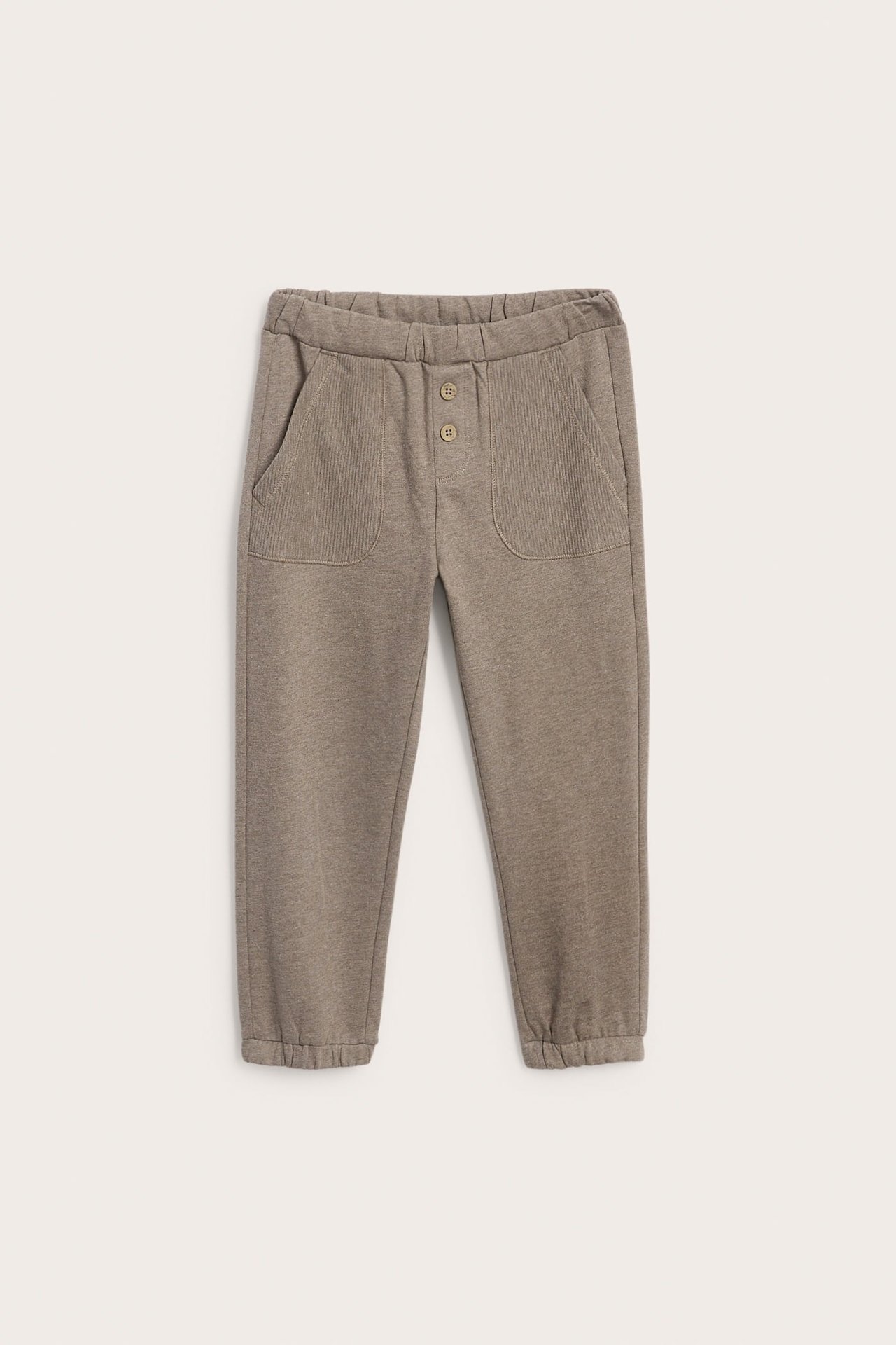 Vorderansicht einer braun-grauen Unisex-Jogginghose mit gerippten aufgesetzten Taschen und zwei Zierknöpfen.