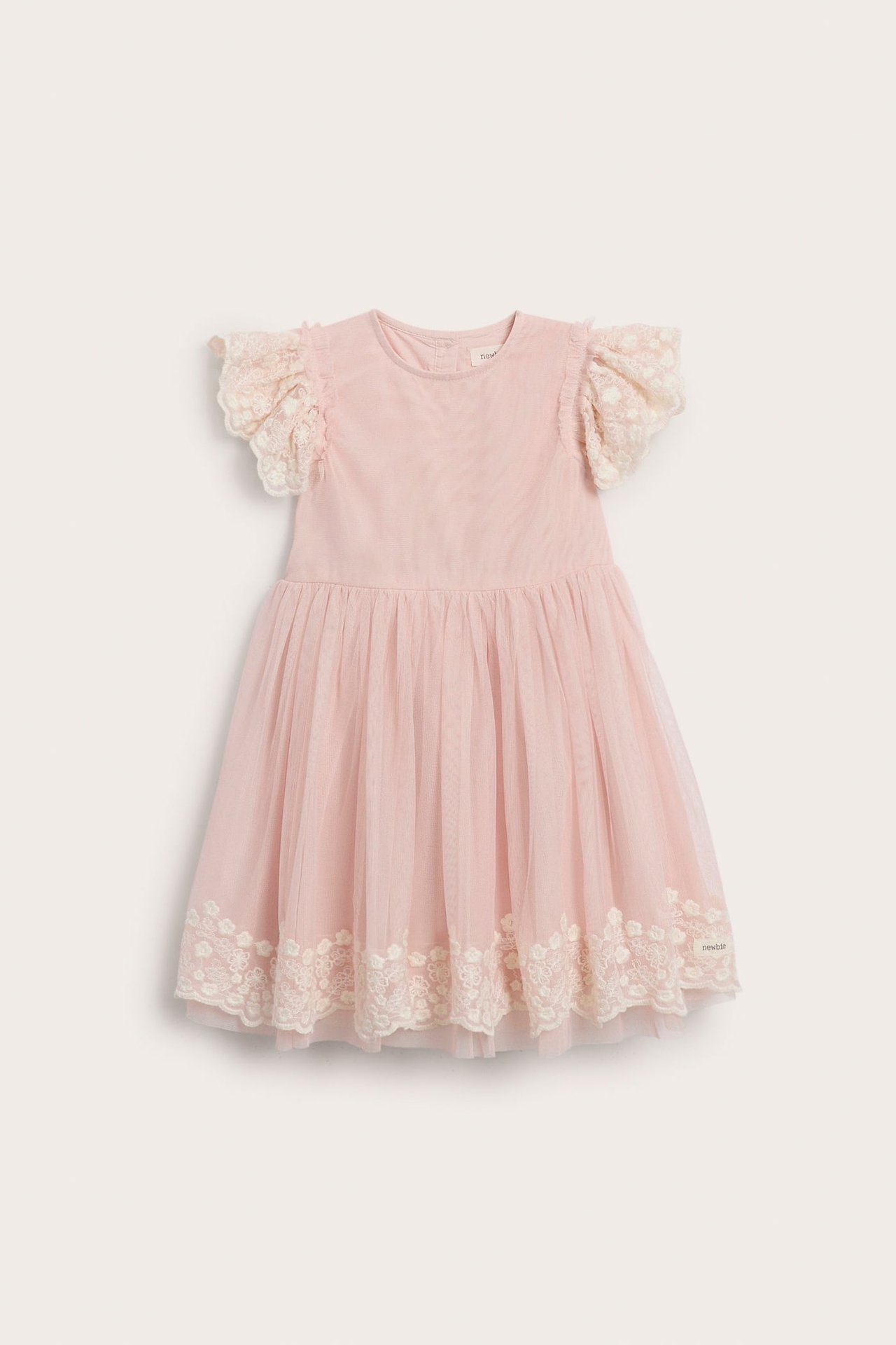 Vorderansicht eines rosa Baby-Tüllkleides mit Spitzenärmeln und besticktem Saum.