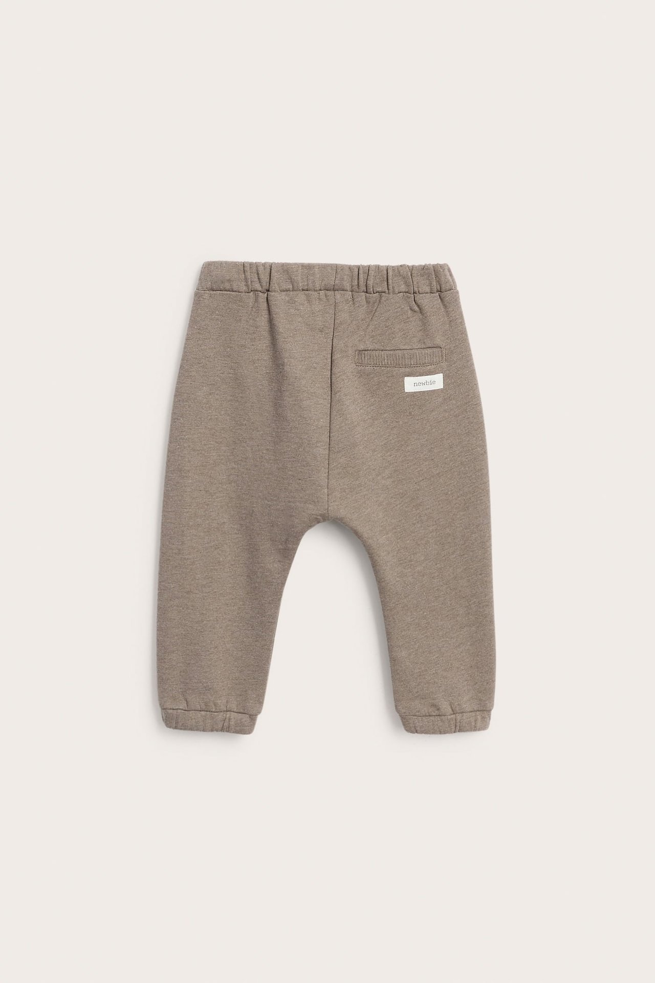 Rückansicht einer taupefarbenen Baby-Jogginghose mit Gummizug an Bund und Bündchen.