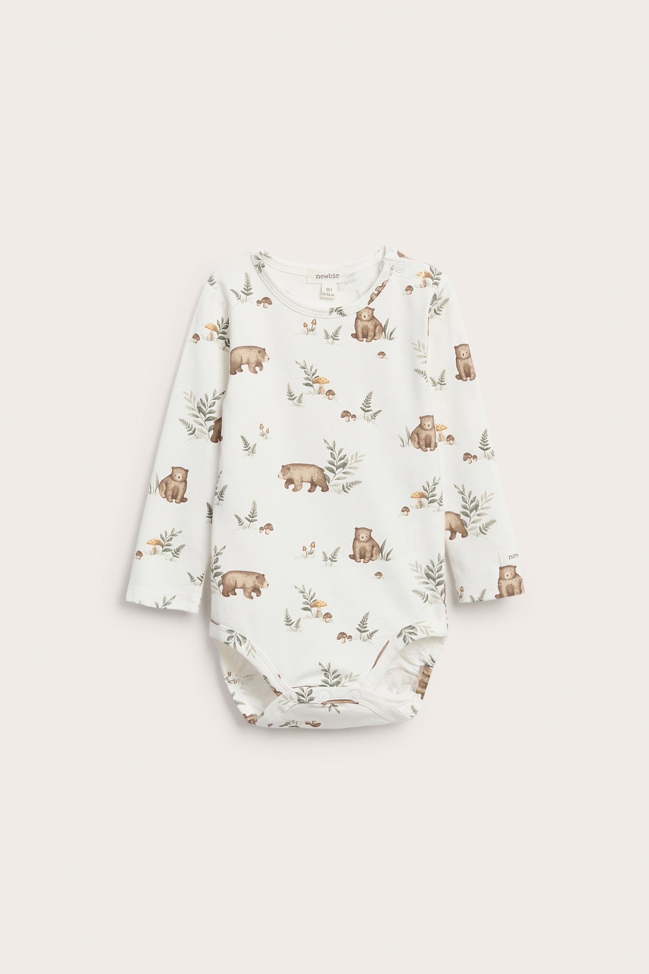 Vorderansicht eines cremeweißen langärmeligen Baby-Bodys mit Bären- und Waldmuster.
