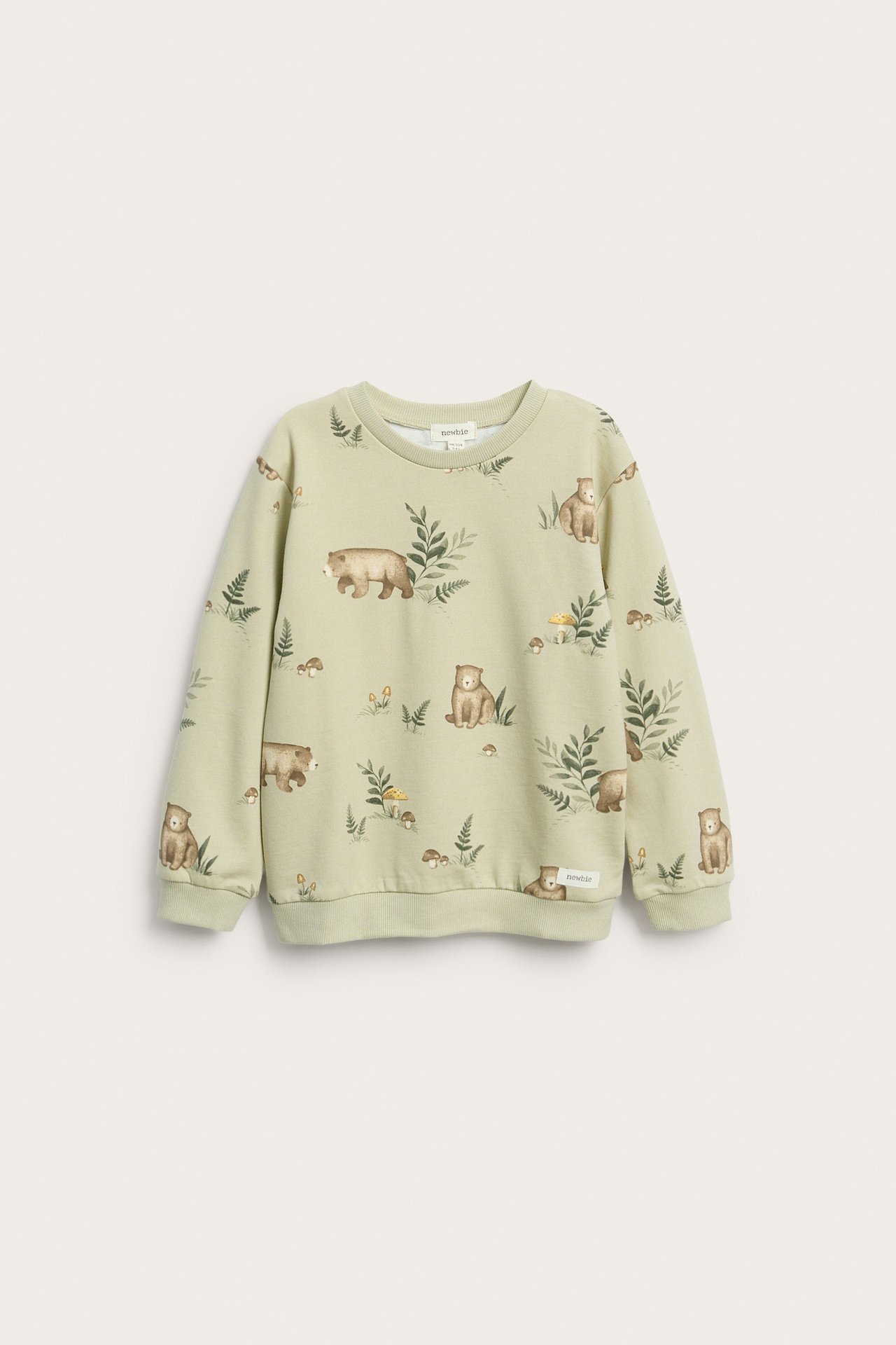 Vorderansicht eines hellgrünen Kinder-Sweatshirts mit Bären- und Pilzprint.