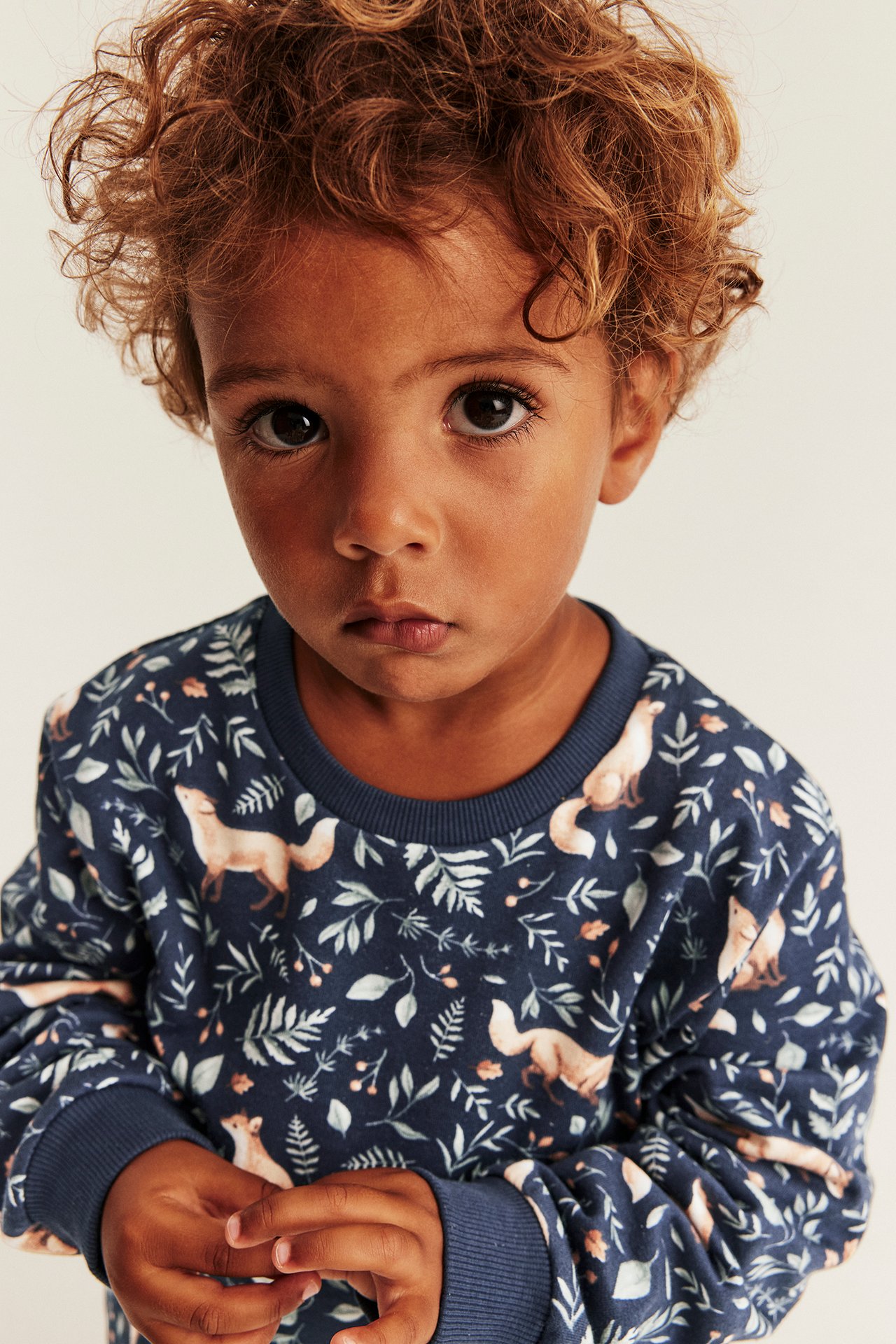 Vorderansicht eines marineblauen Kinder-Sweatshirts mit Fuchs- und Blätterdruck.