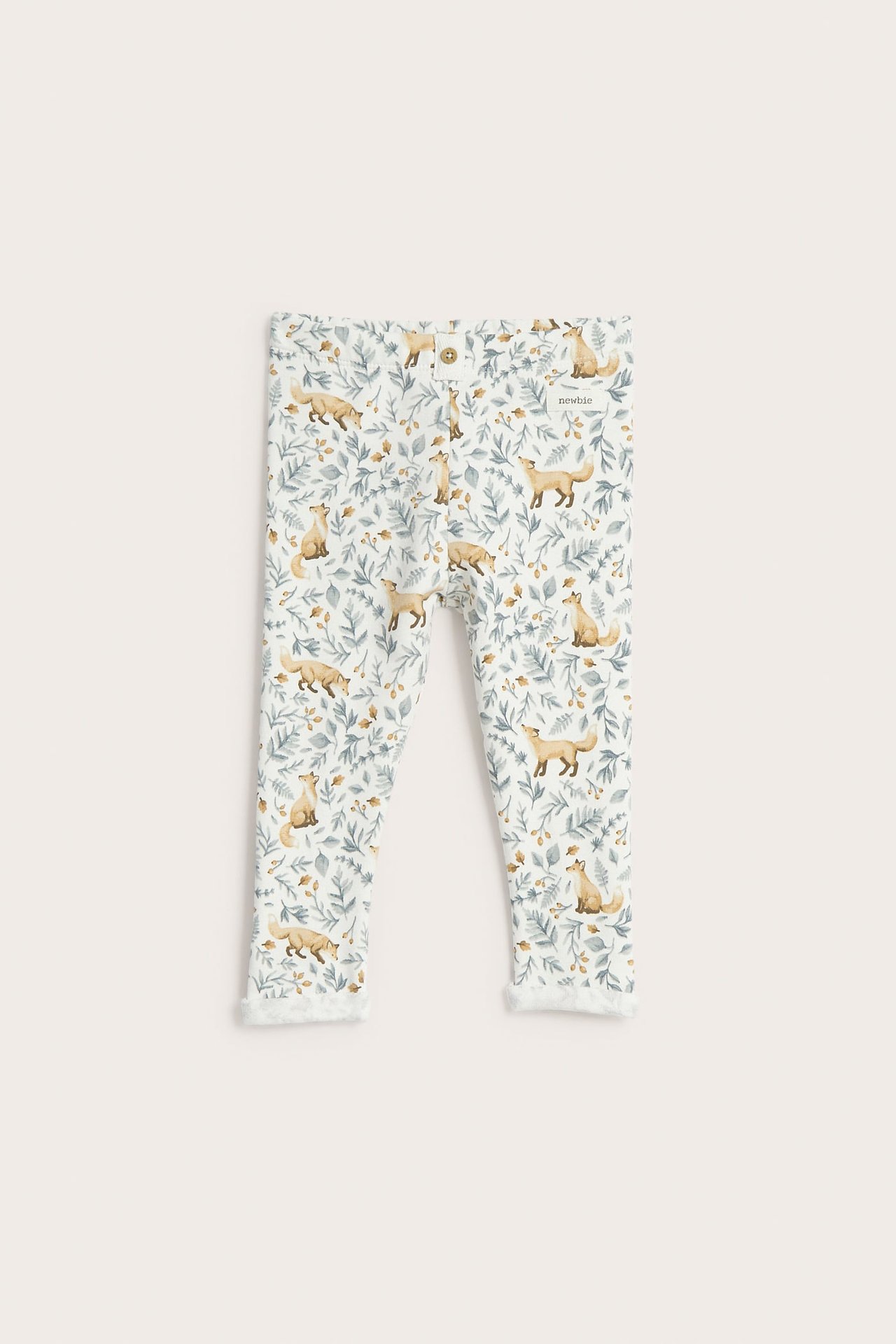 Vorderansicht von babyweißen Leggings mit Fuchs- und Blattdruck und flauschigen Bündchen.
