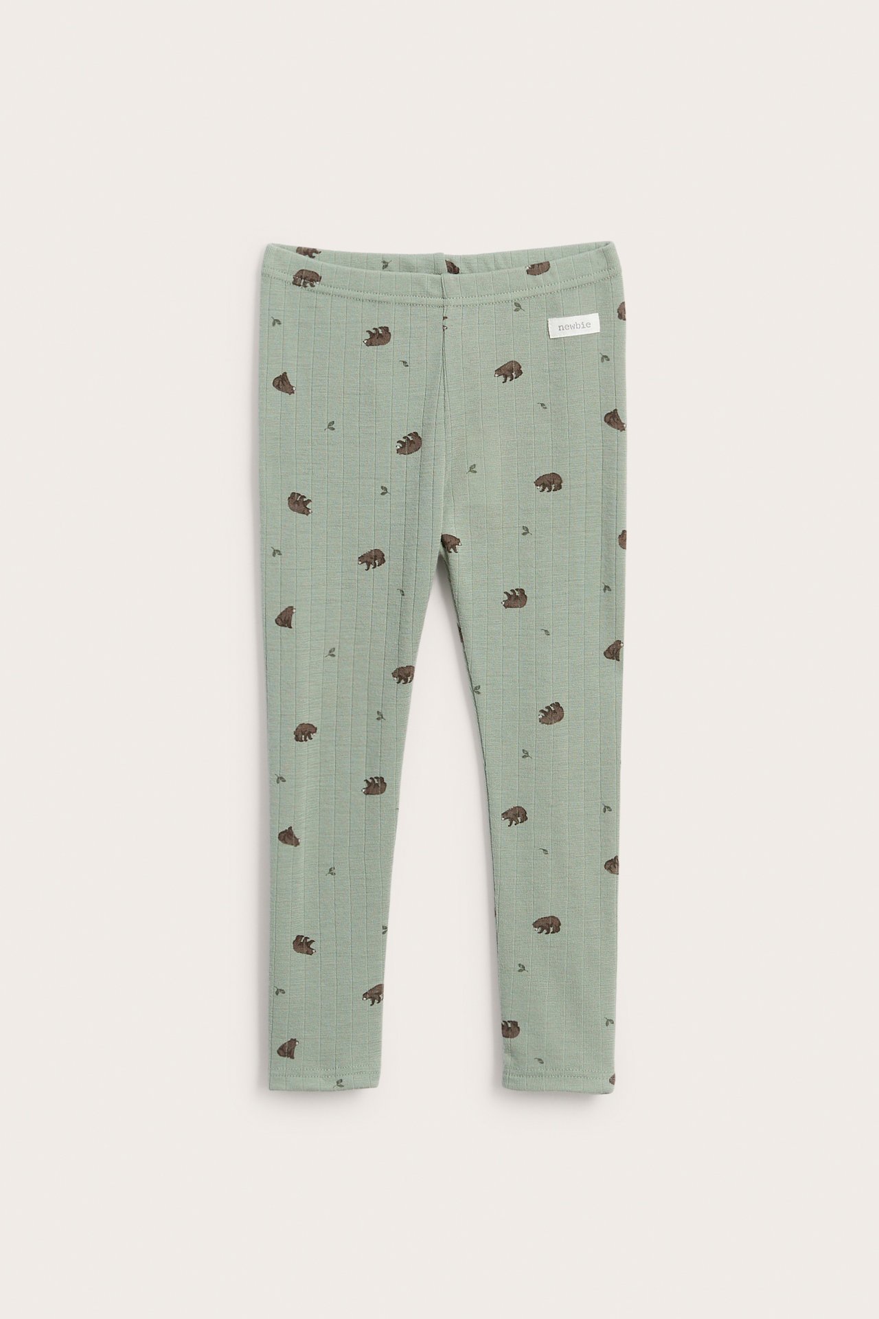 Vorderansicht von gerippten hellgrünen Baby-Leggings mit braunen Bären- und kleinen Blattmustern.