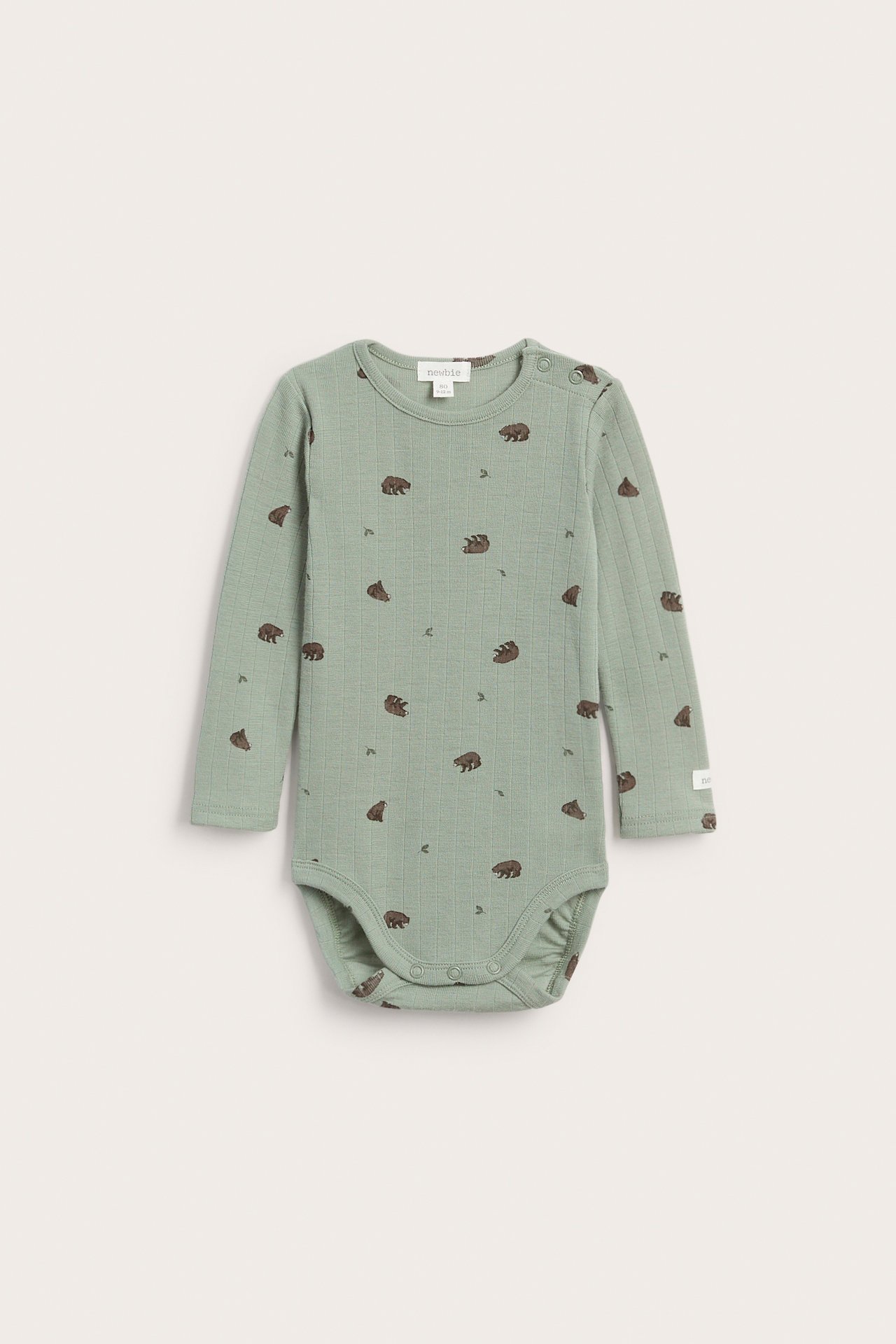 Vorderansicht eines langärmeligen salbeigrünen Baby-Bodys mit Rippenmuster und braunem Bärenprint.