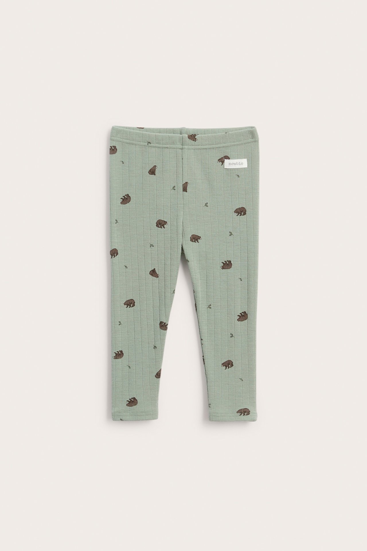 Vorderansicht, gerippte grüne Kinder-Leggings mit braunem Bärenmuster.