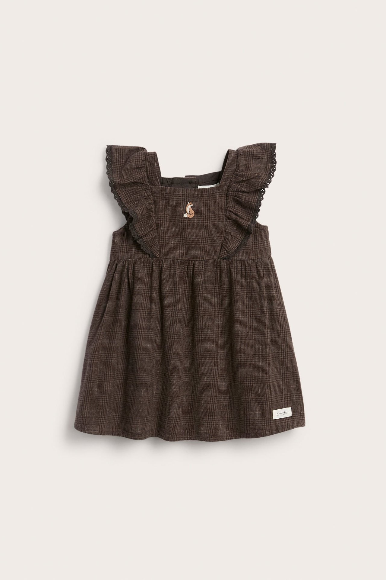 Vorderansicht eines braun karierten Baby-Trägerkleids mit Rüschen und Fuchstickerei.